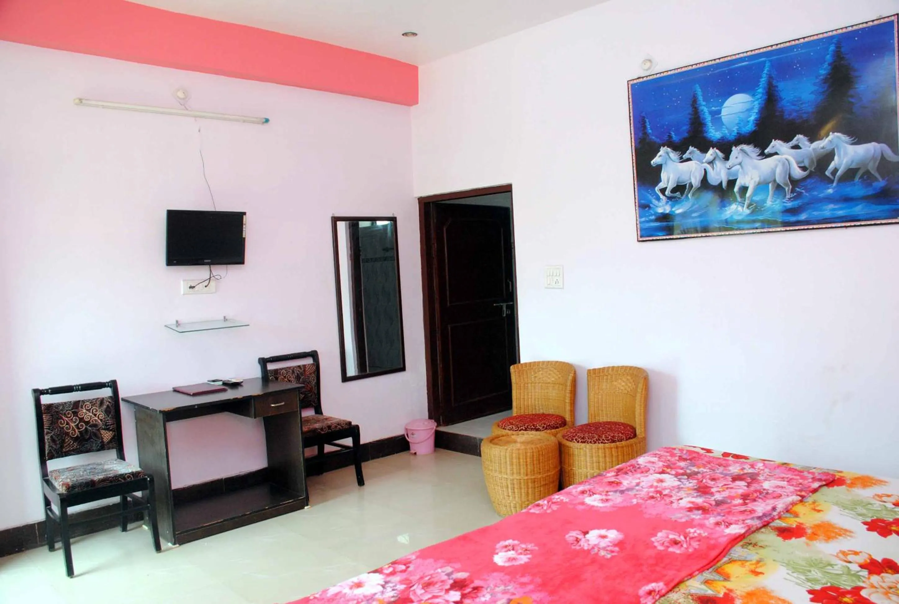 Seating area, Bed in Hill View