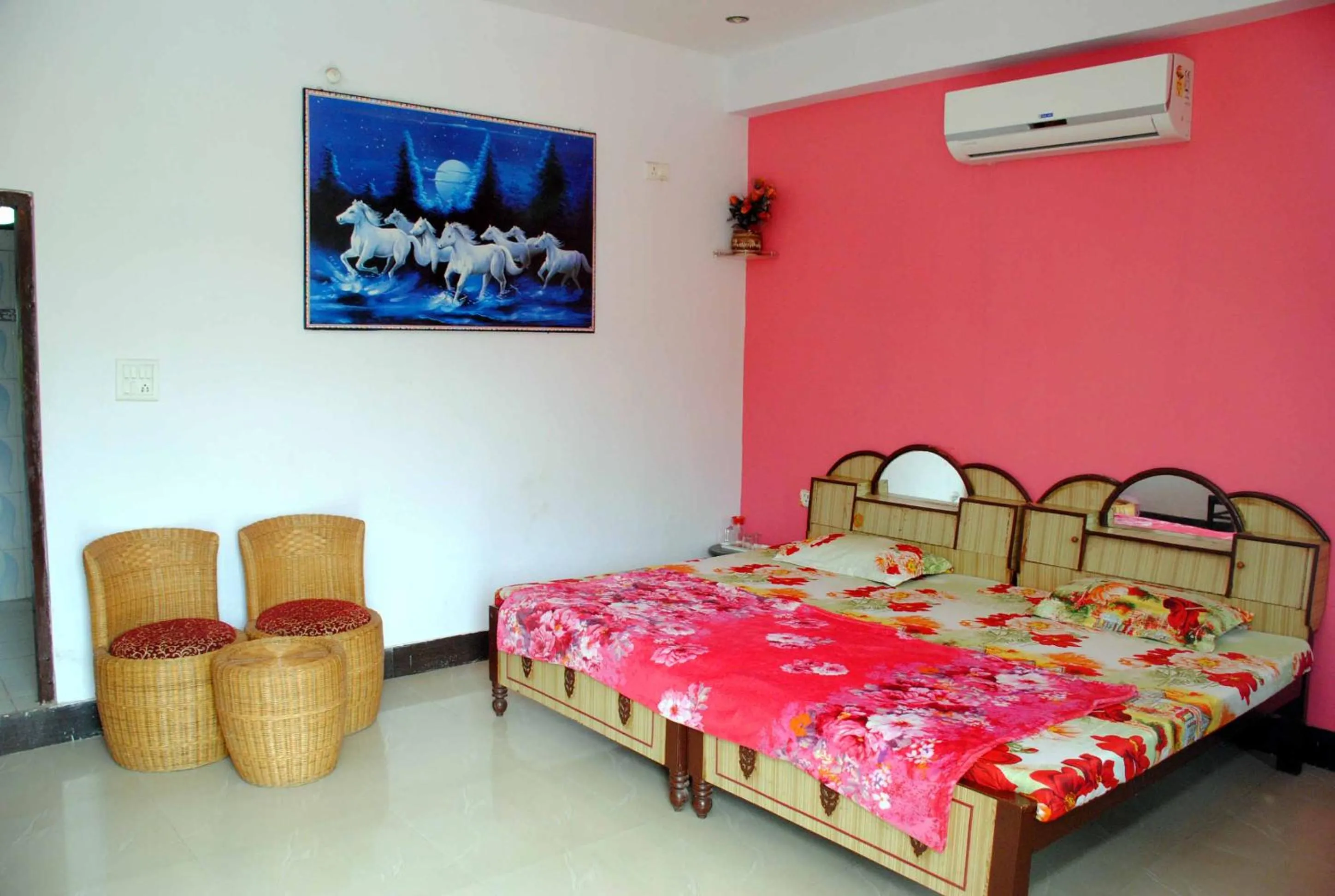 Bedroom, Bed in Hill View