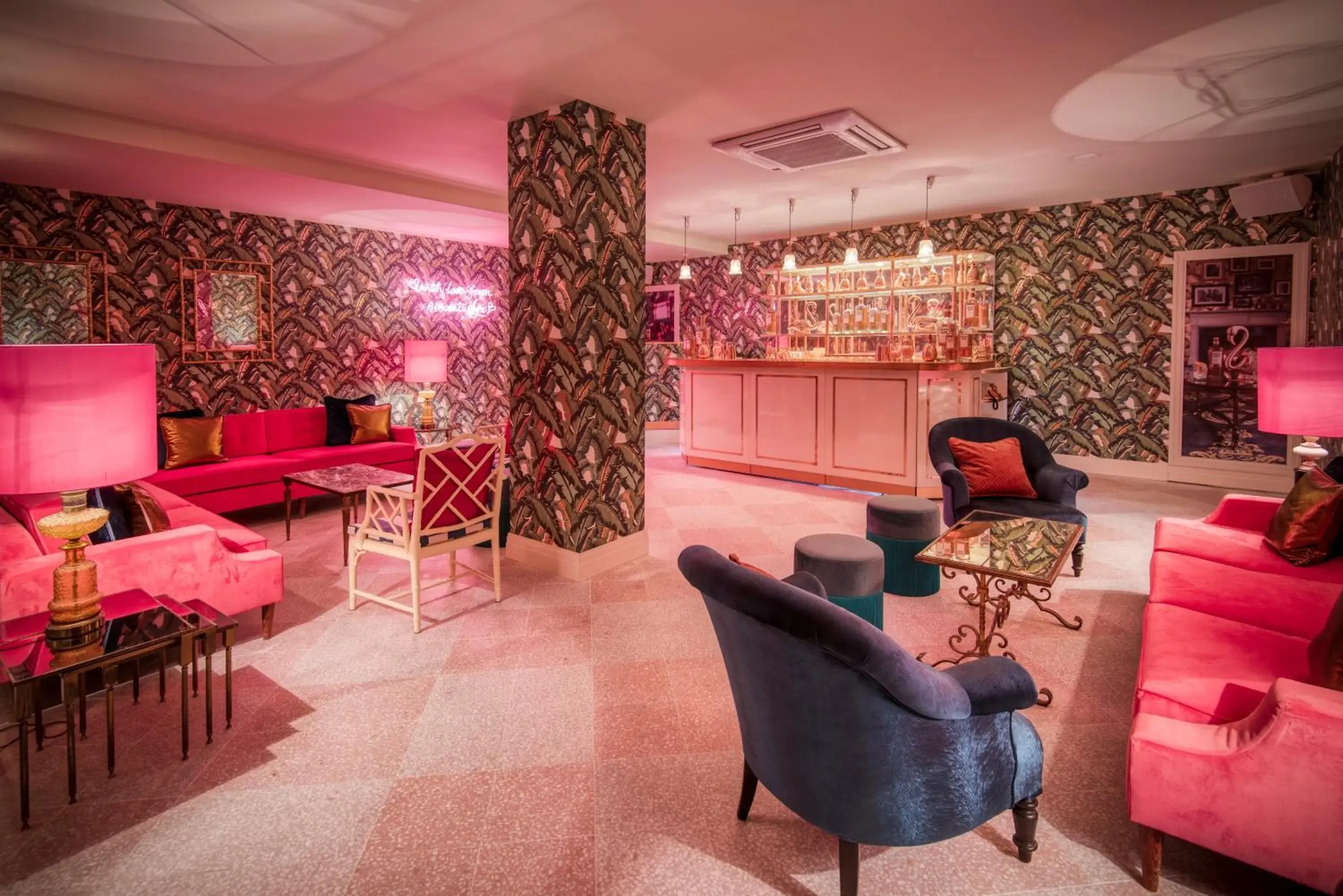 Lounge or bar in Wi-Ki-Woo Boutique Hotel Lounge or bar in Wi-Ki-Woo Boutique Hotel