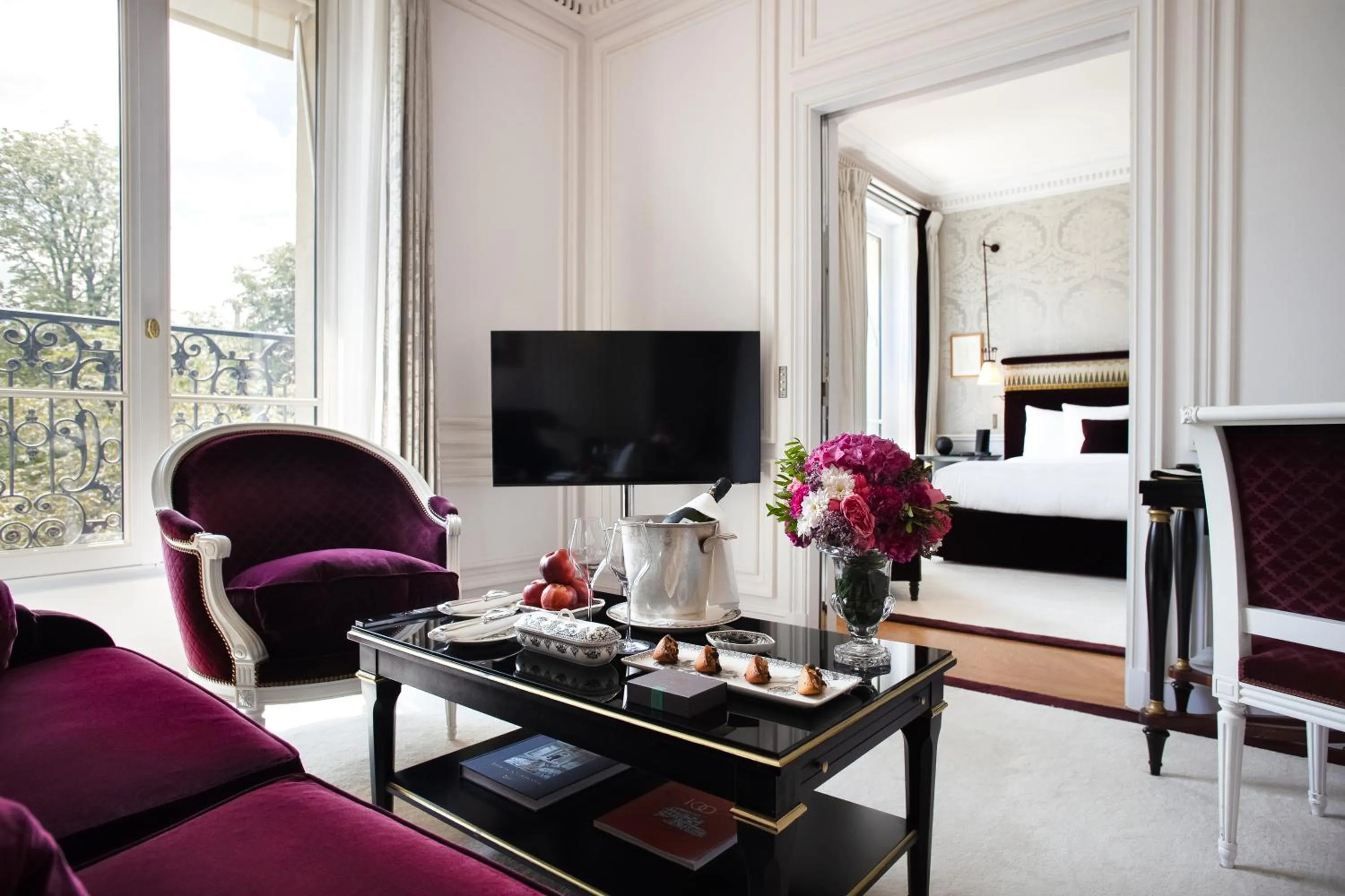 Living room, Bed in La Réserve Paris Hotel & Spa