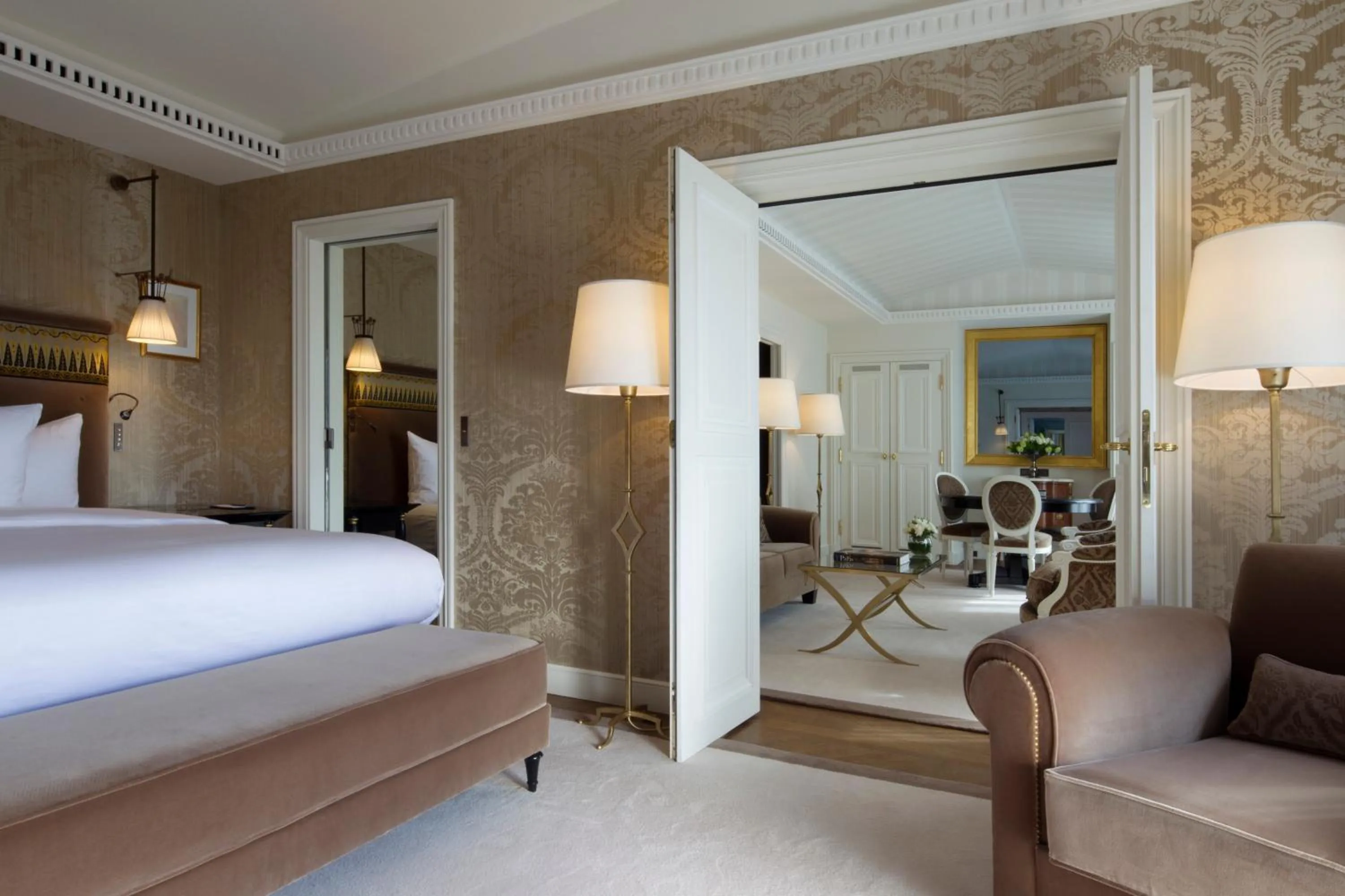 Photo of the whole room, Bed in La Réserve Paris Hotel & Spa