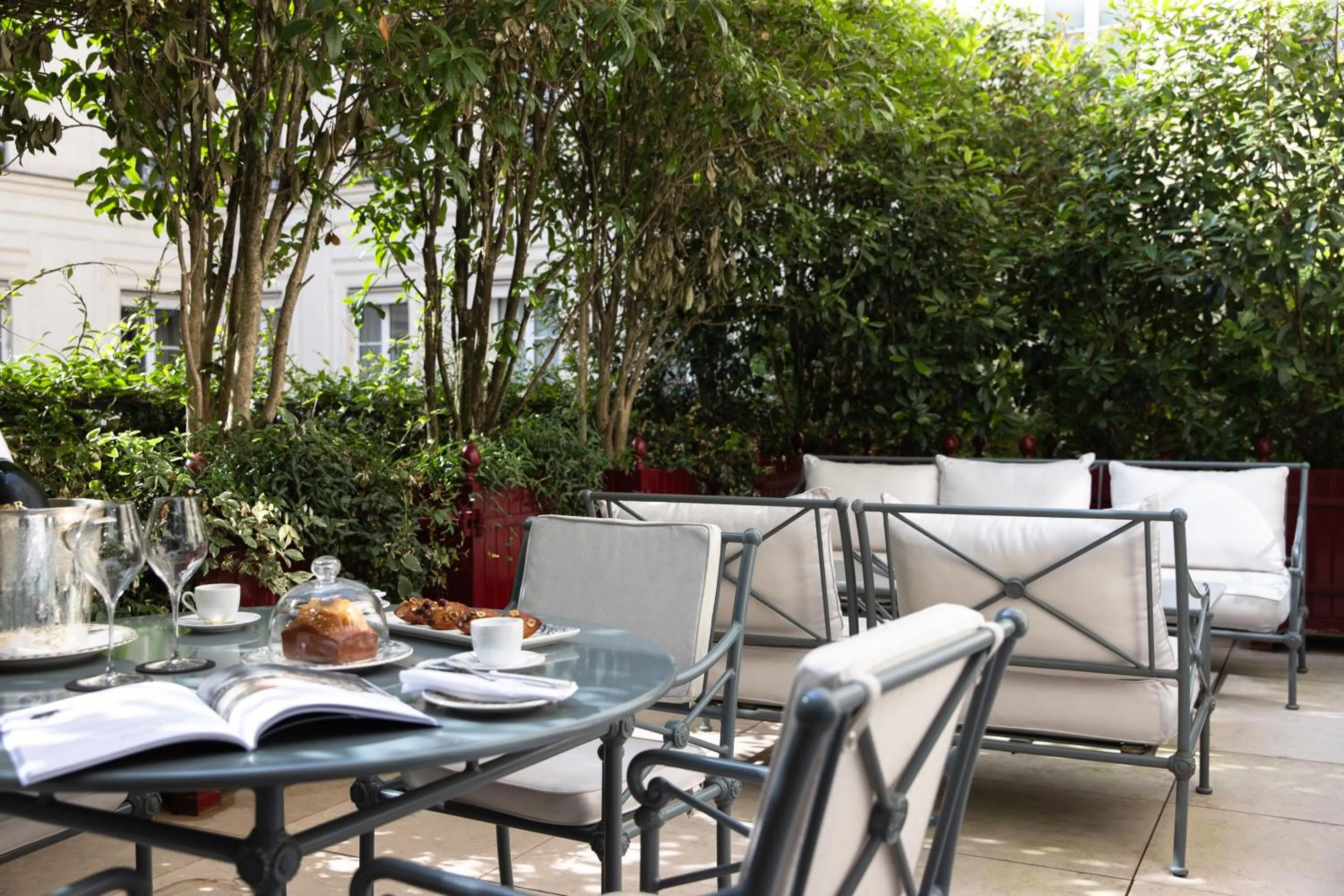 Balcony/Terrace in La Réserve Paris Hotel & Spa