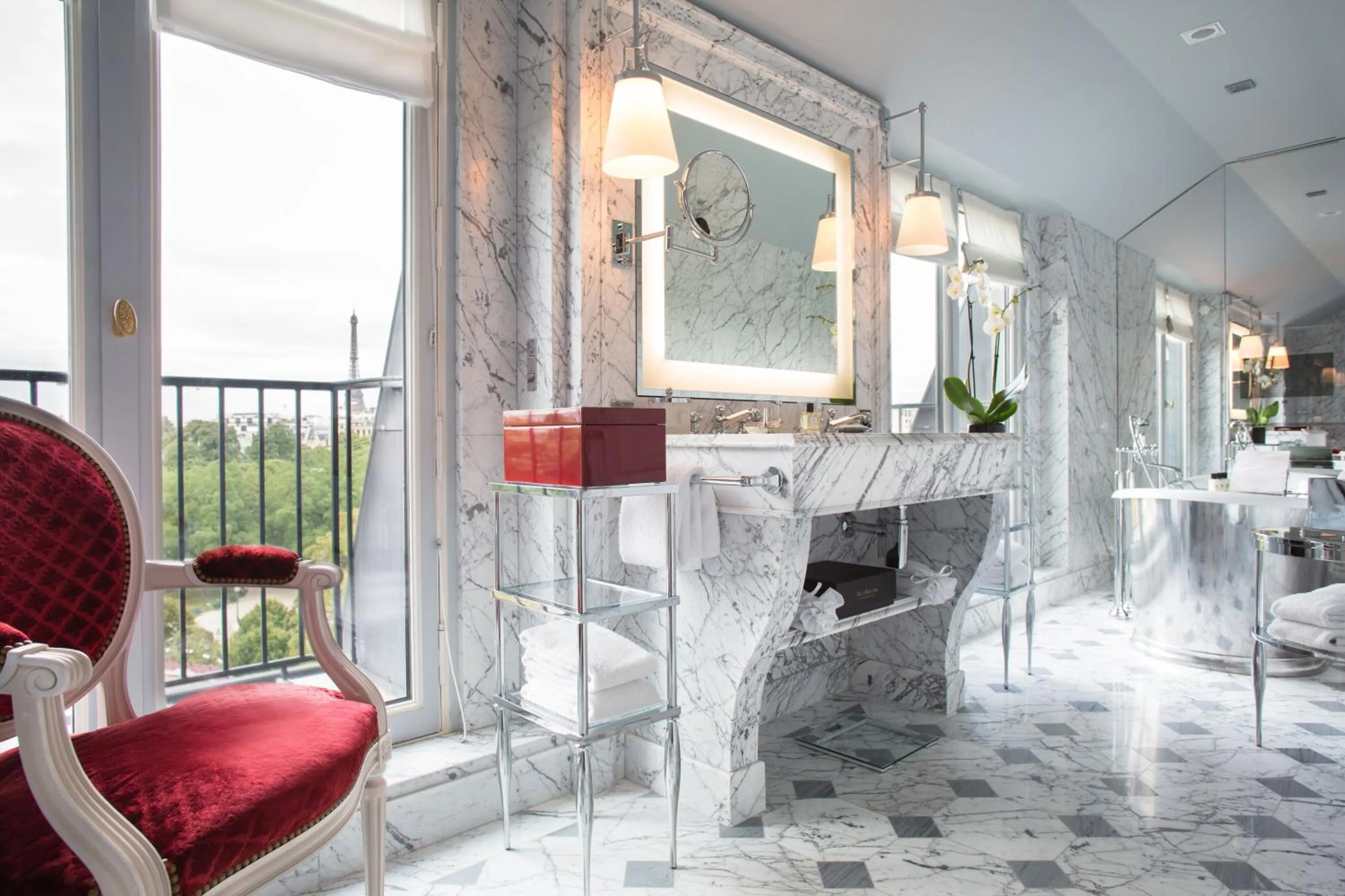 Bathroom in La Réserve Paris Hotel & Spa