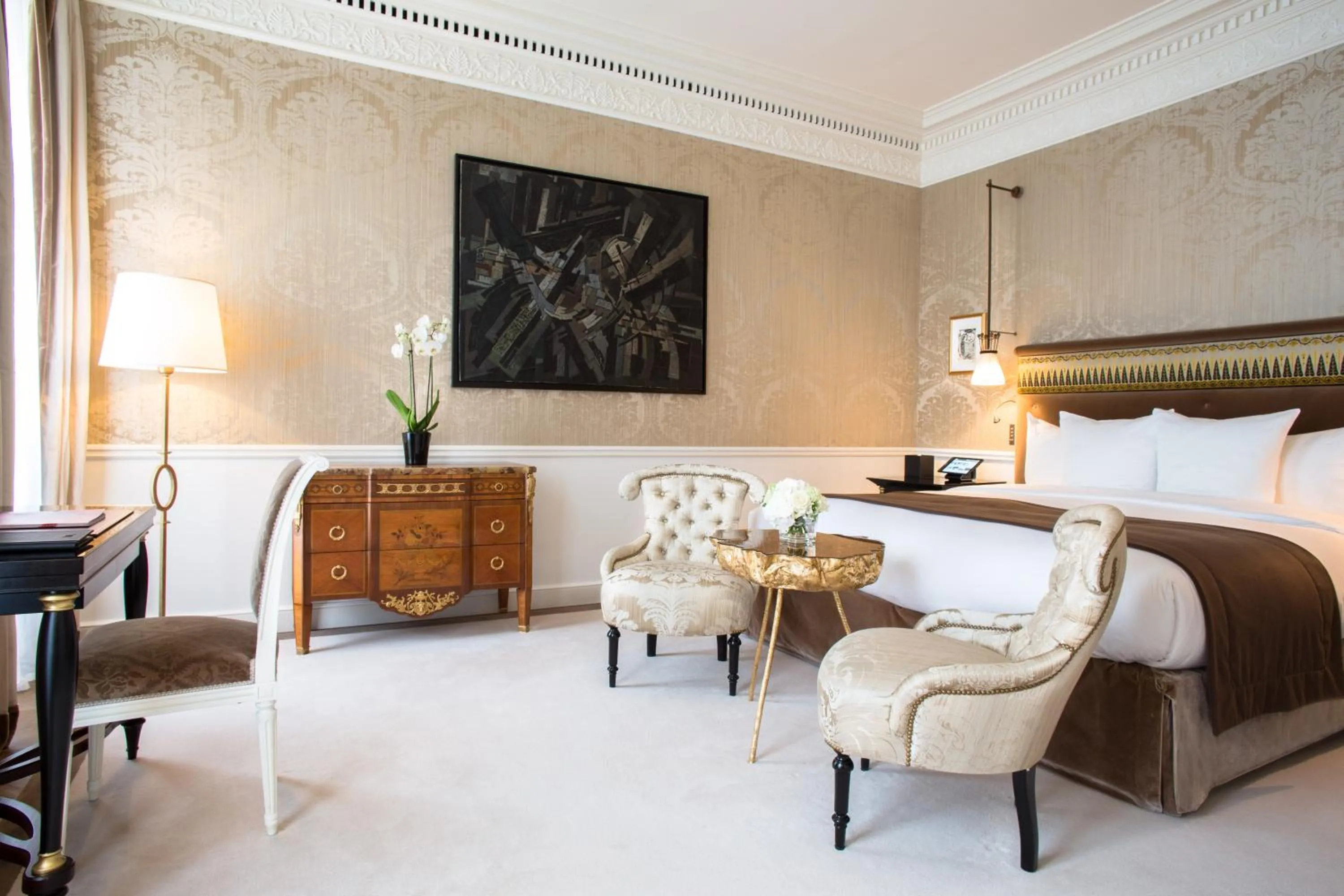 Bed in La Réserve Paris Hotel & Spa