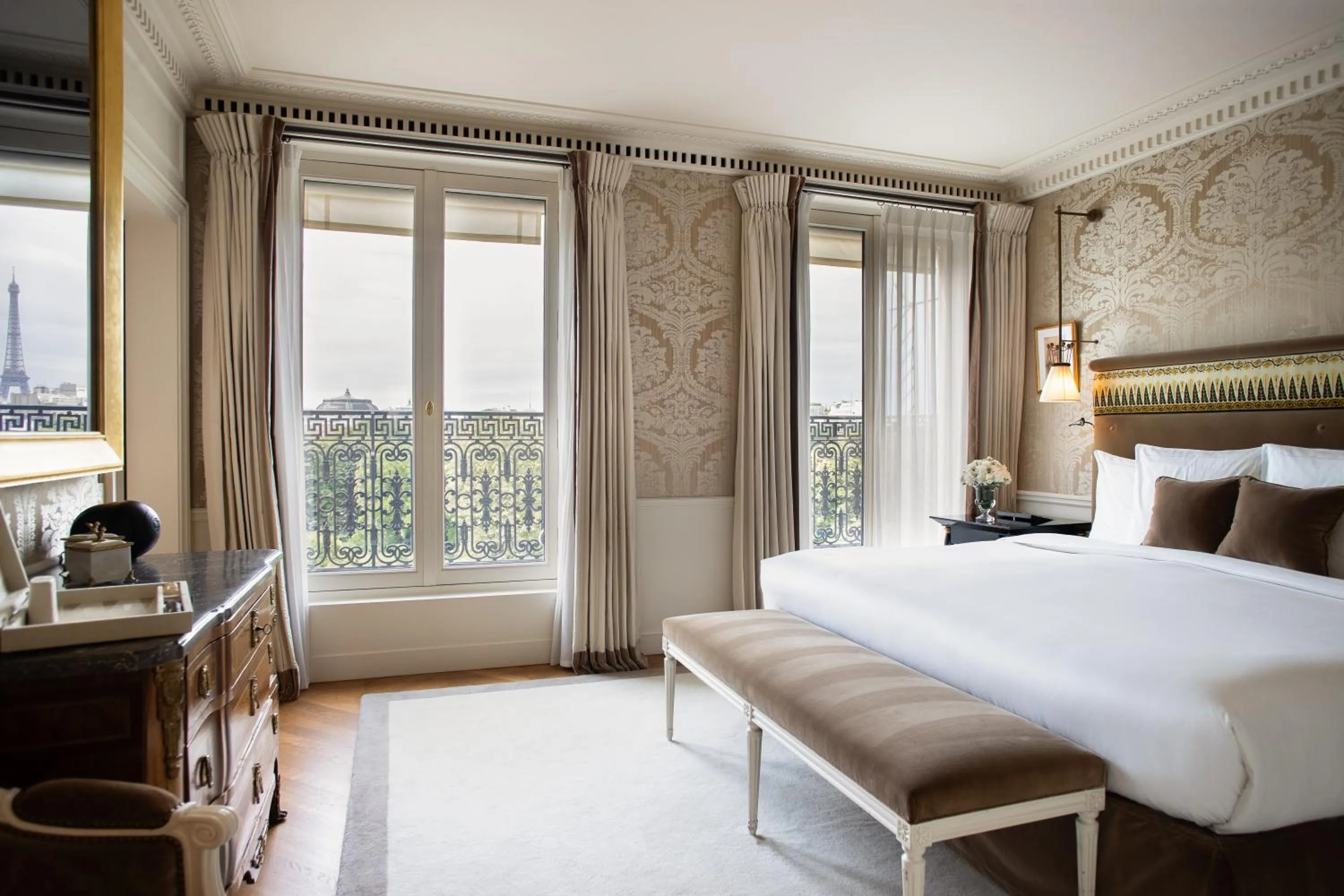 View (from property/room), Bed in La Réserve Paris Hotel & Spa