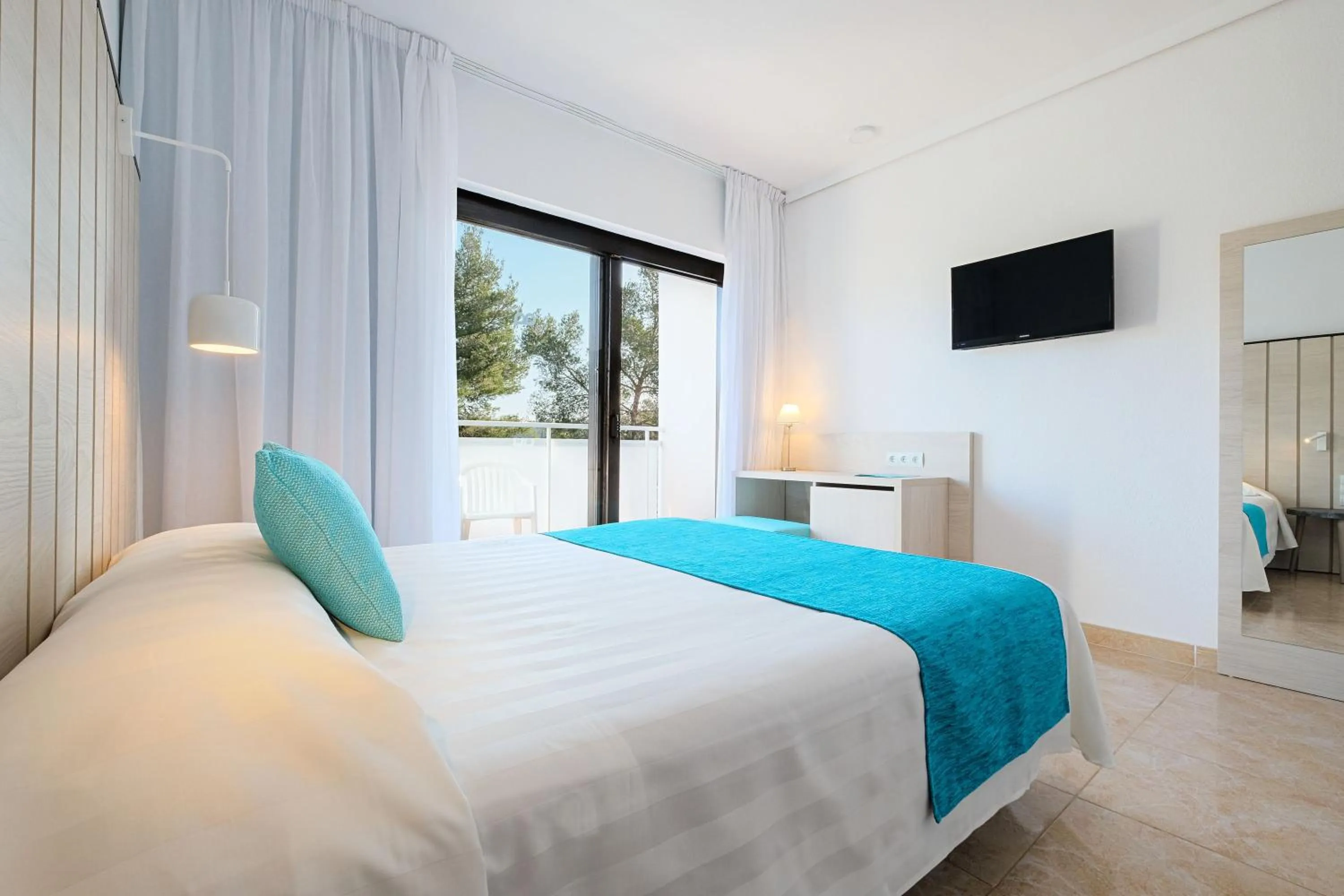 Photo of the whole room, Bed in azuLine Hotel Bergantin