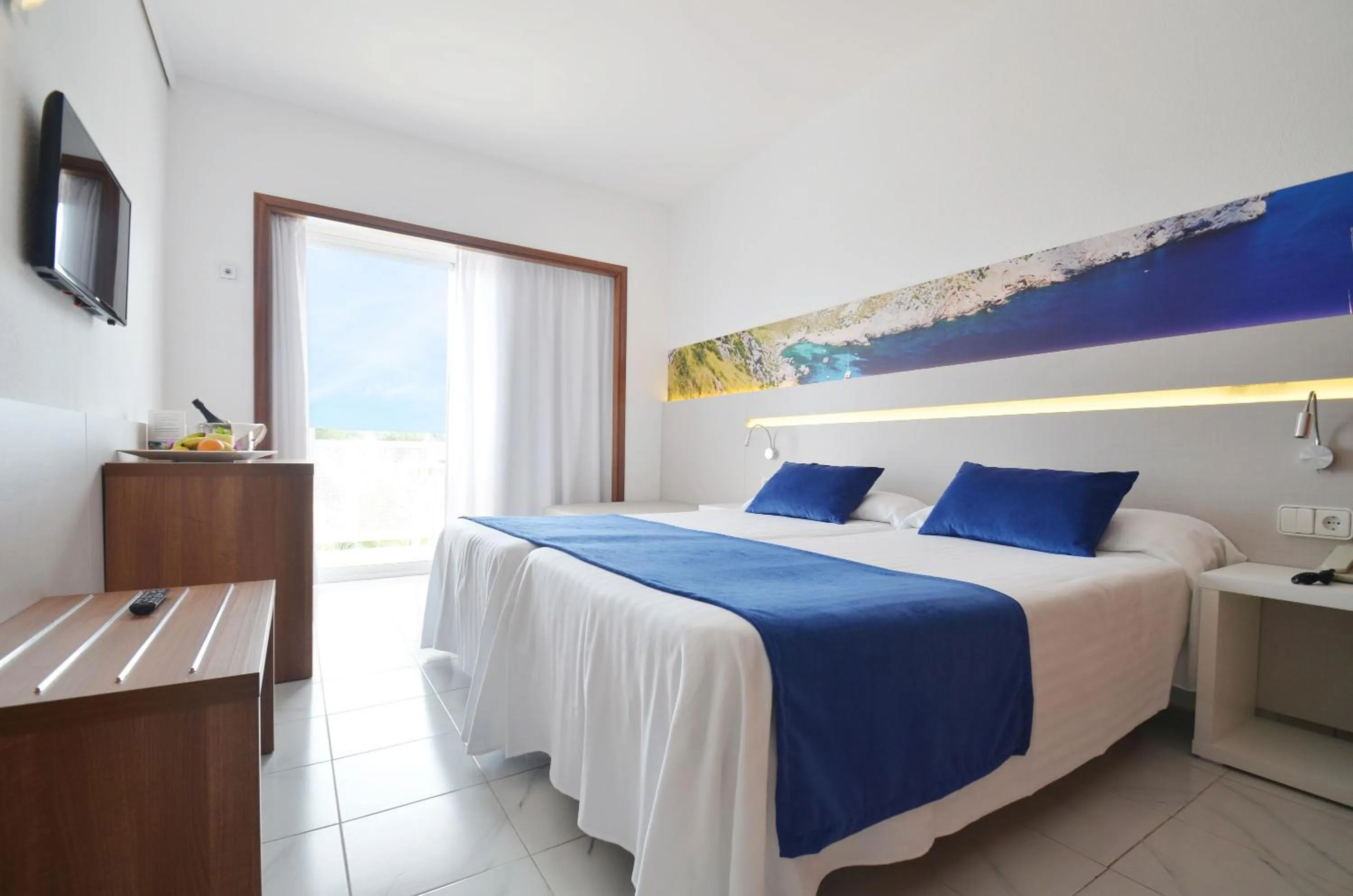 Photo of the whole room, Bed in azuLine Hotel Bergantin