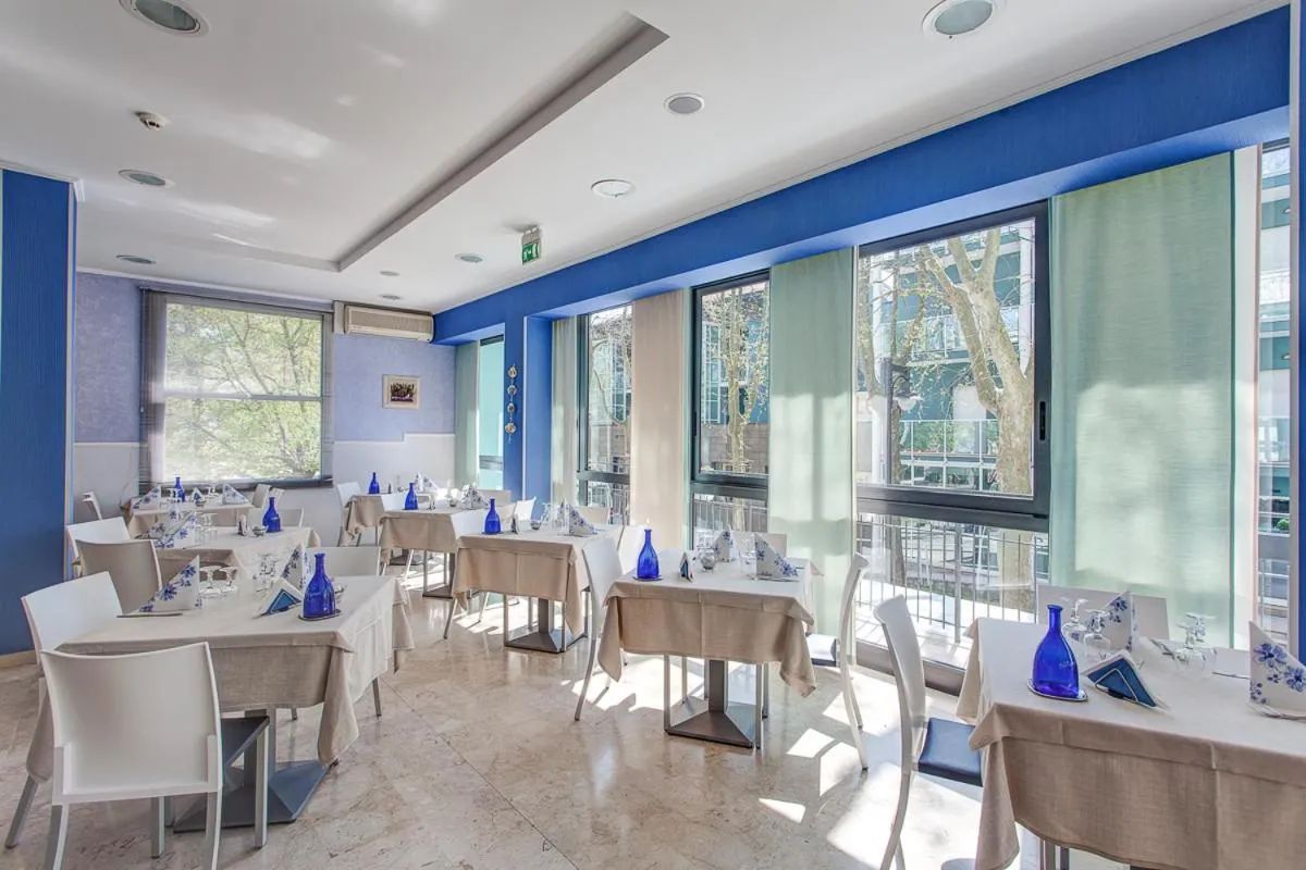 Restaurant/places to eat in Hotel Camay