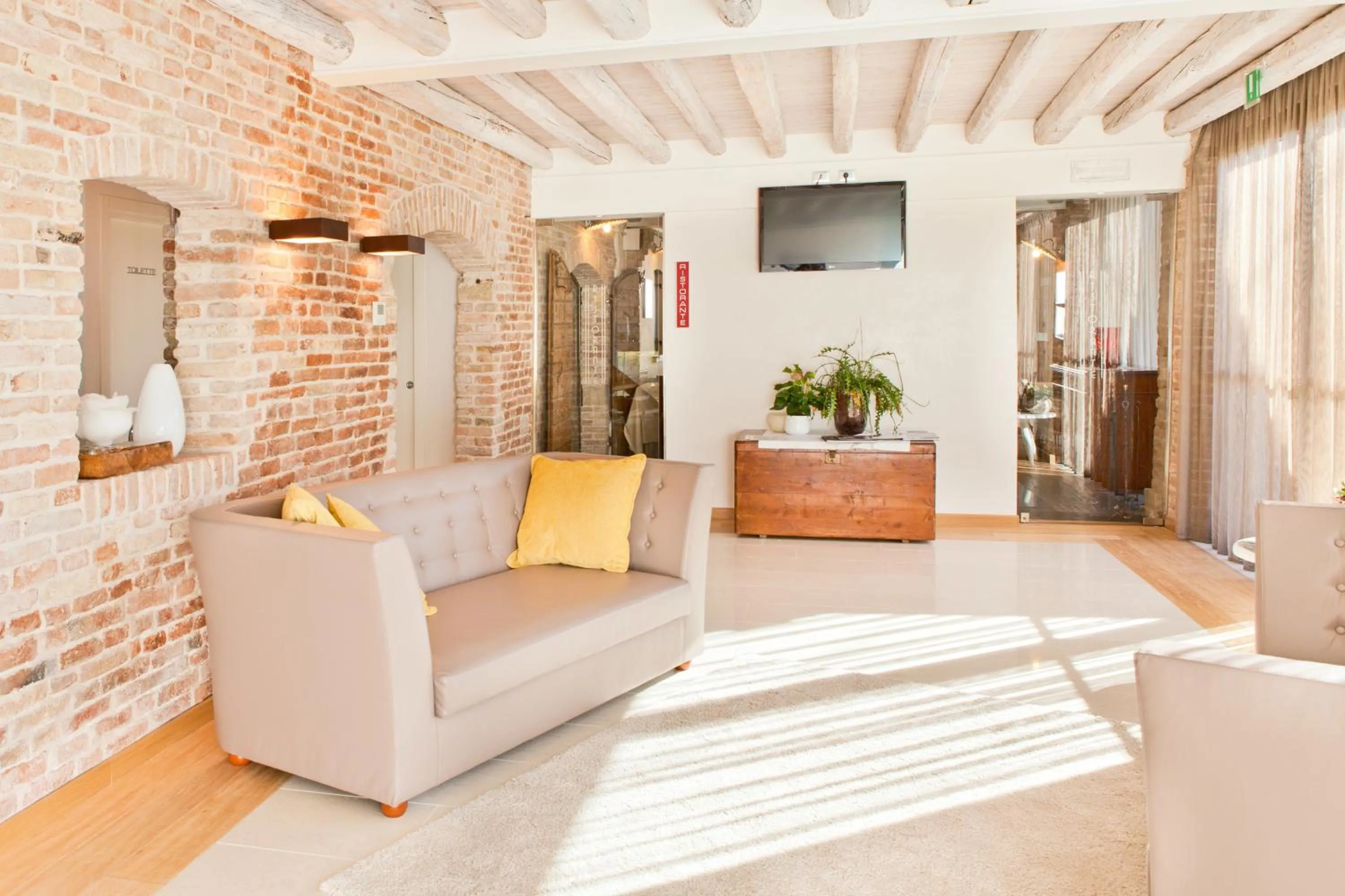 Communal lounge/ TV room in Do Ciacole In Relais