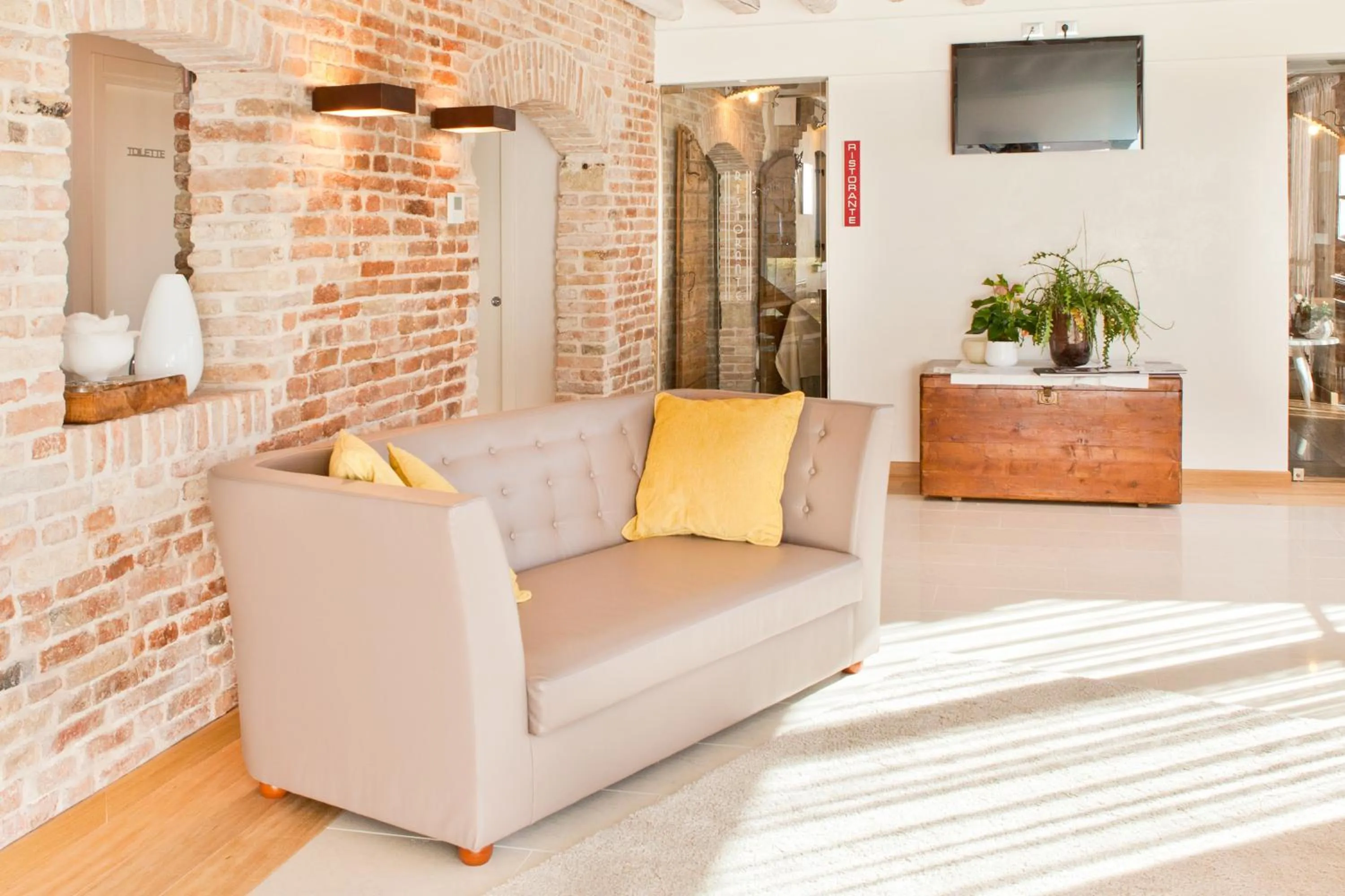 Communal lounge/ TV room in Do Ciacole In Relais