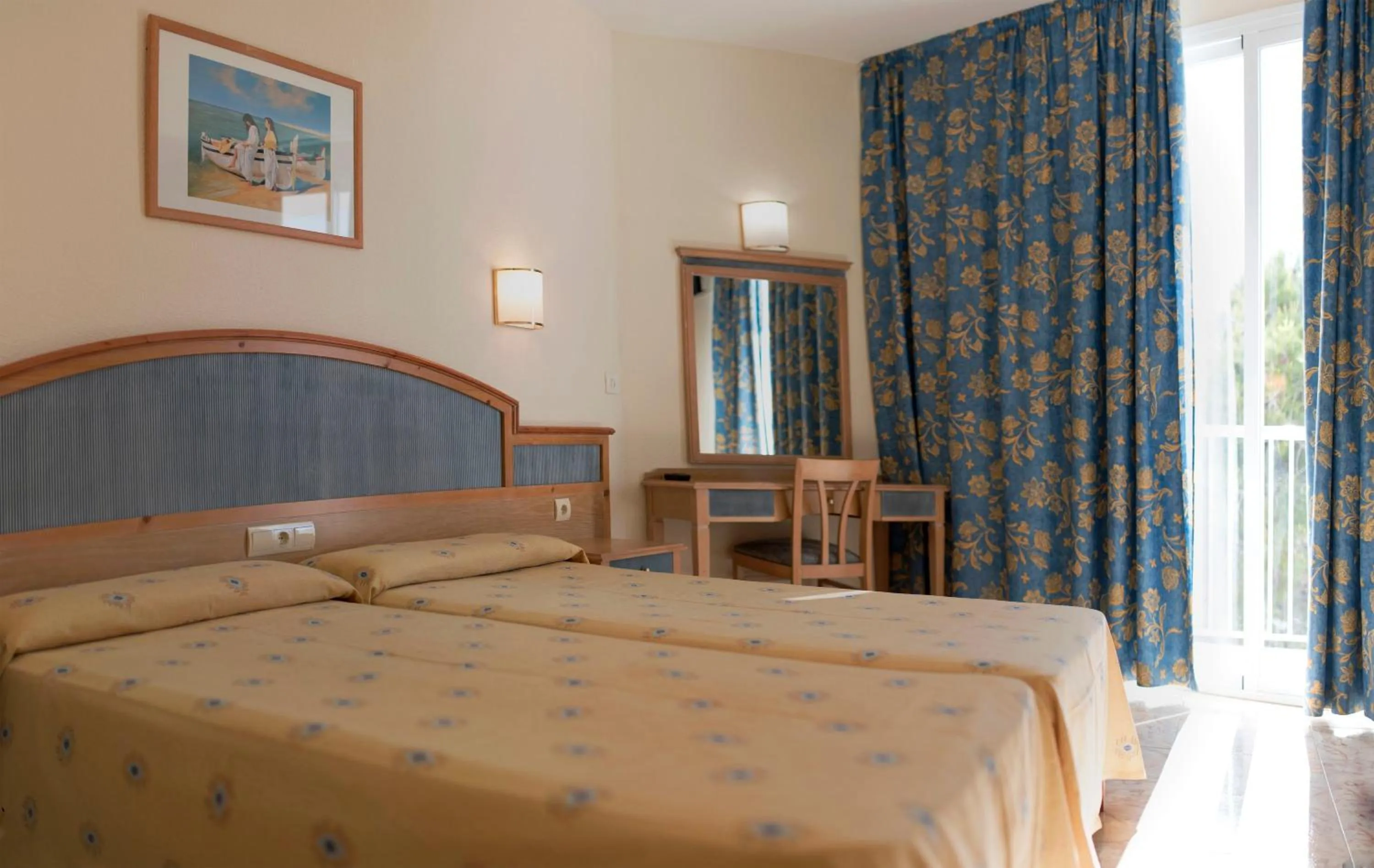 Photo of the whole room, Bed in azuLine Hoteles Mar Amantis & II