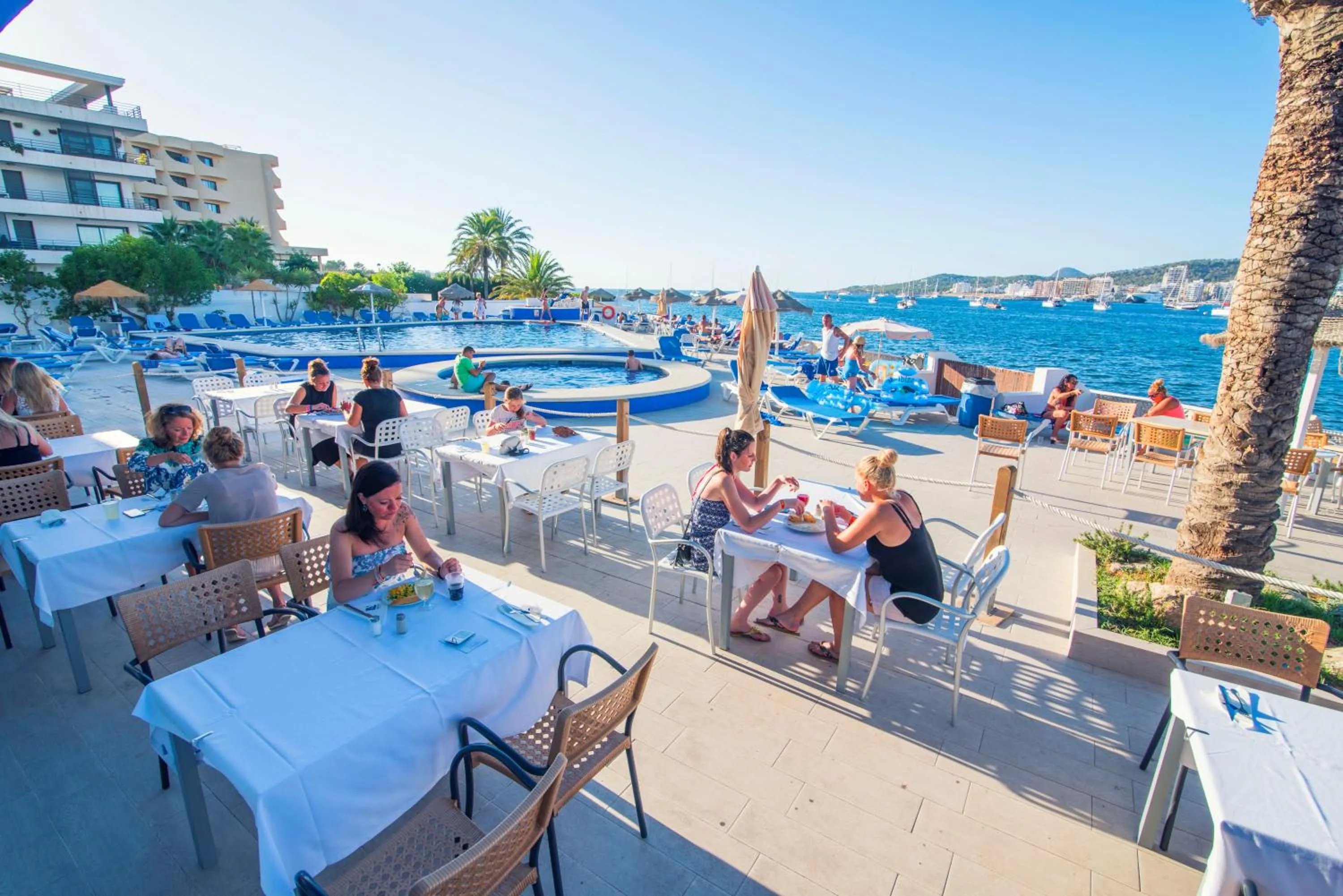 Restaurant/places to eat in azuLine Hoteles Mar Amantis & II