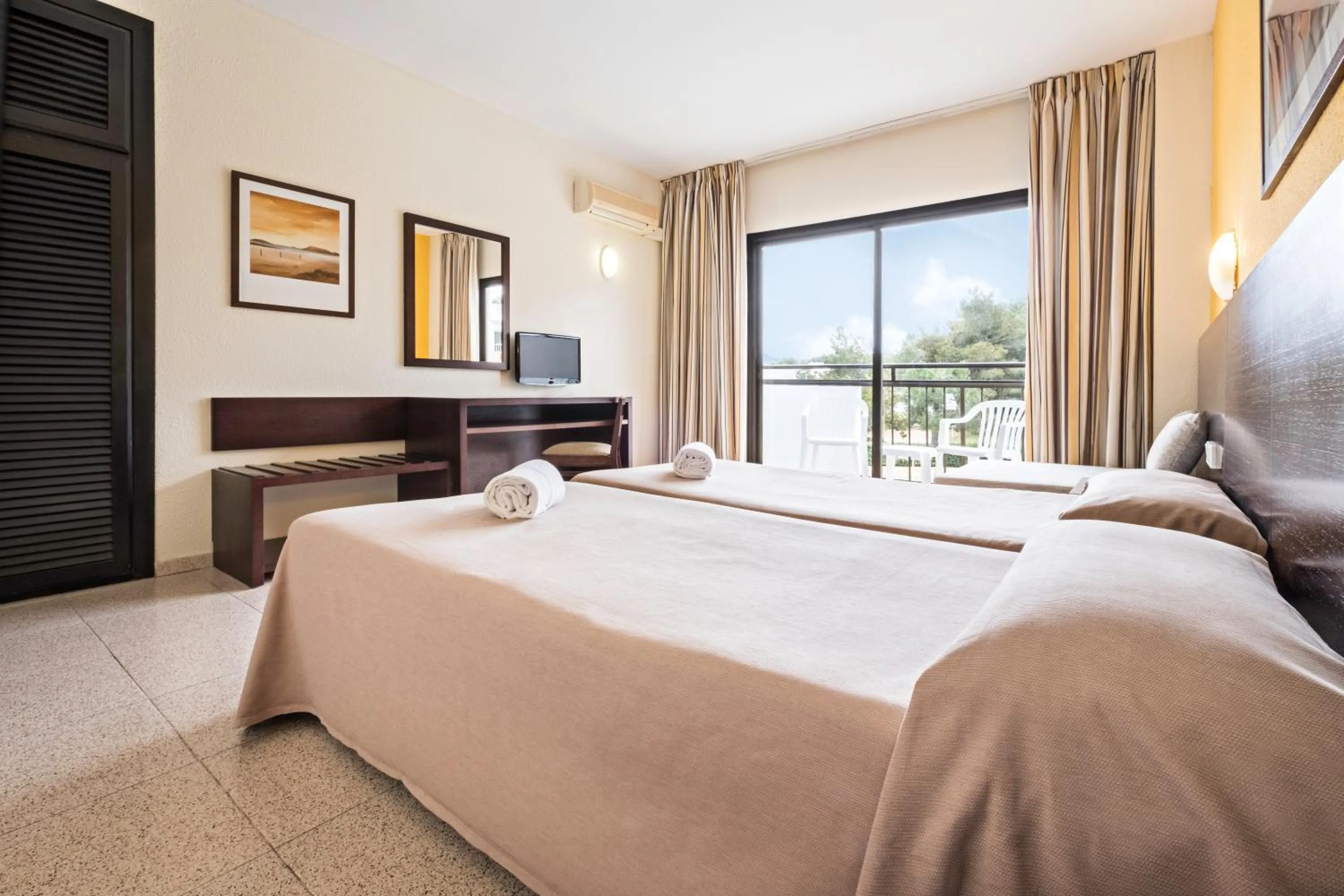 Decorative detail, Bed in azuLine Hoteles Mar Amantis & II