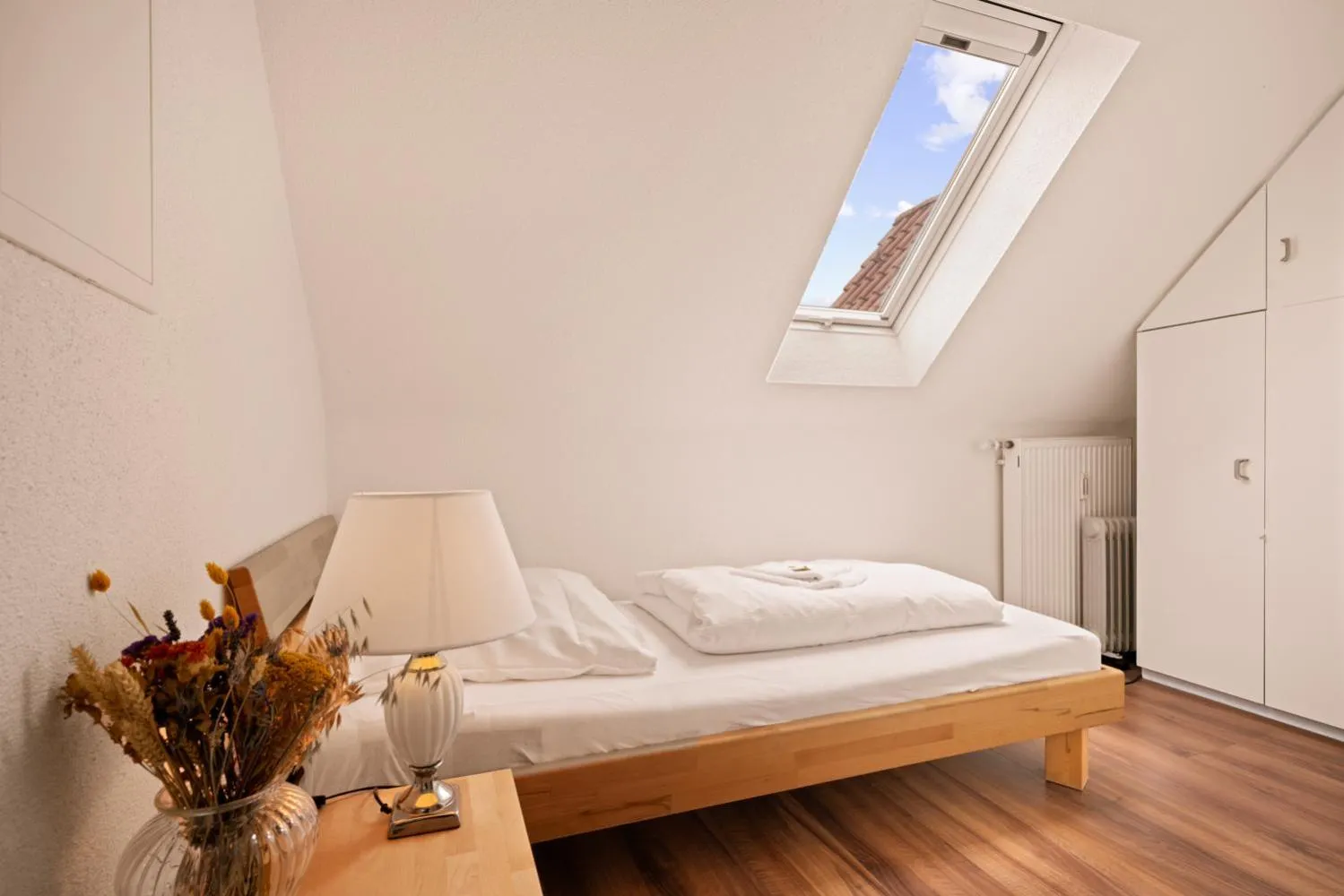 Bed in Ferien-Apartment Haubentaucher - mit priv Strandzugang