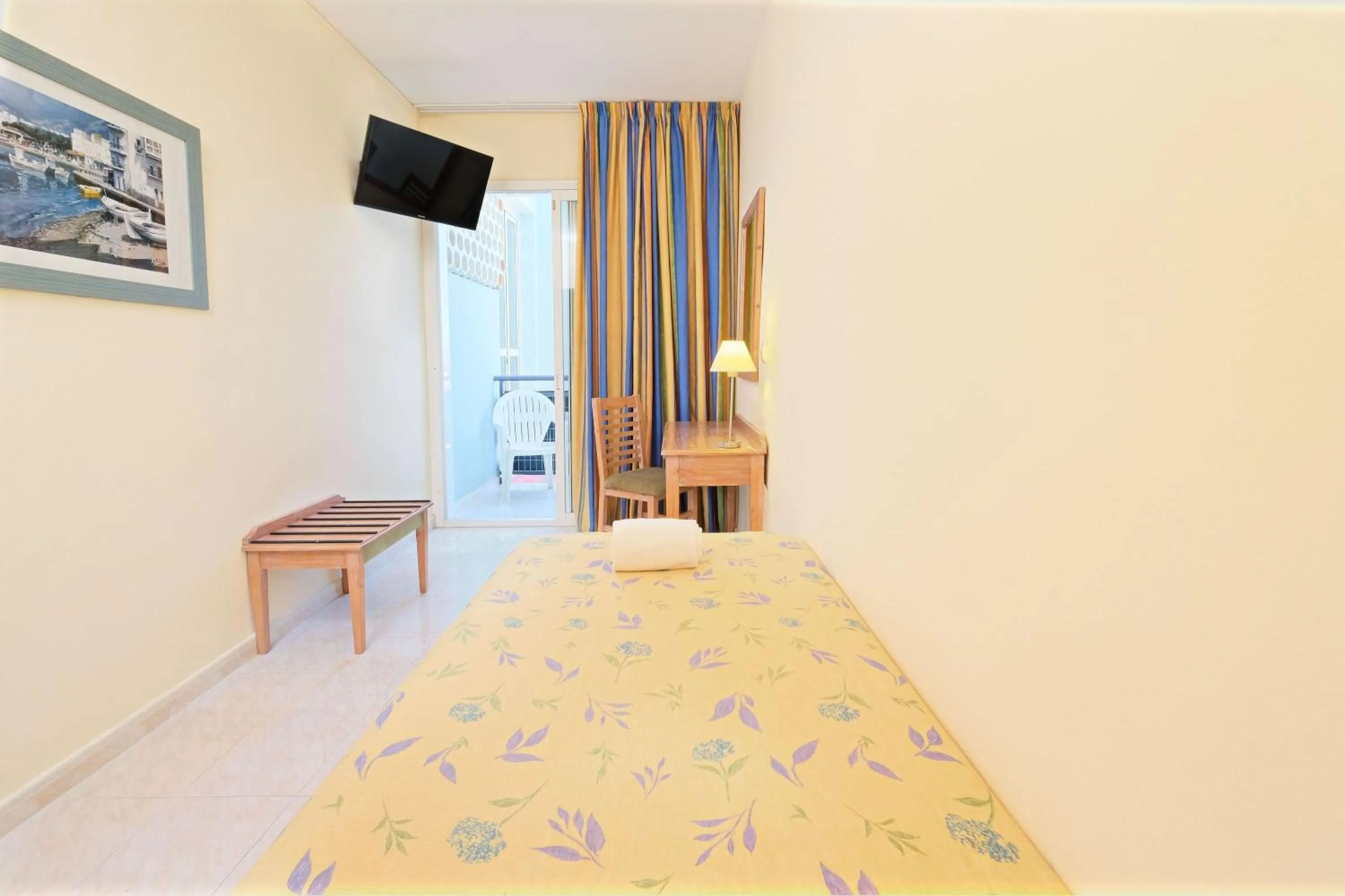 Photo of the whole room, Bed in azuLine Hotel Pacific