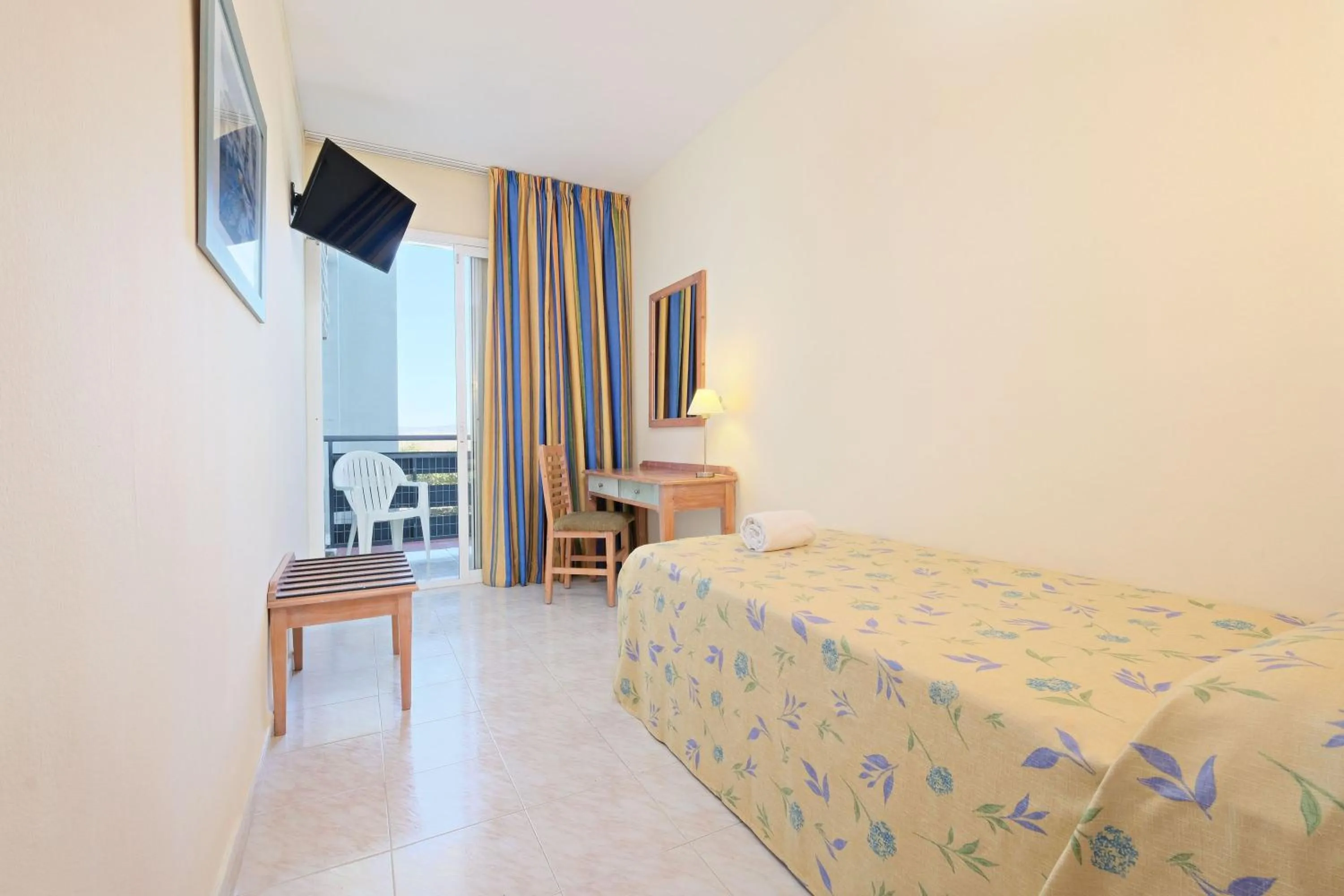 Photo of the whole room, Bed in azuLine Hotel Pacific