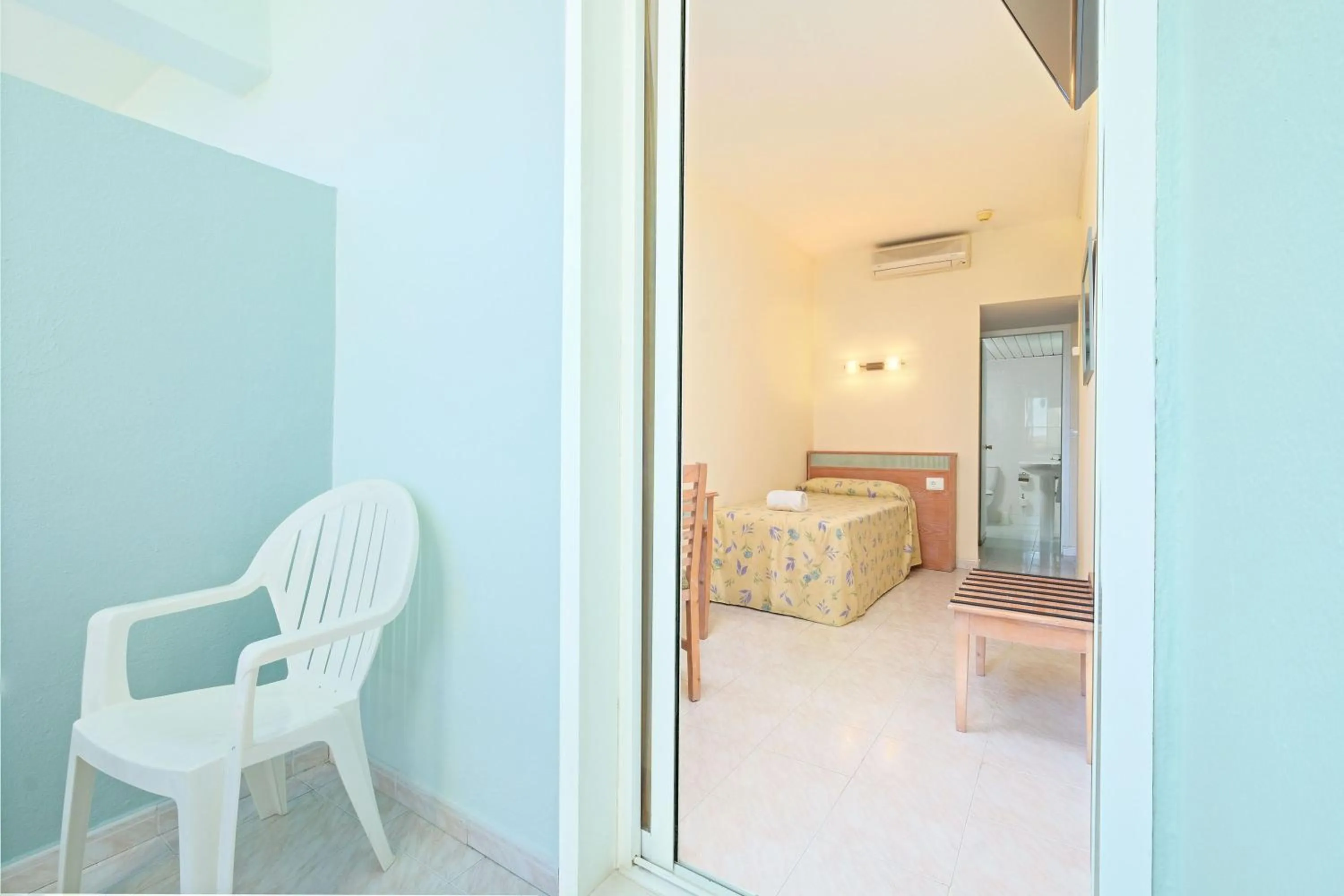 Balcony/Terrace, Bed in azuLine Hotel Pacific