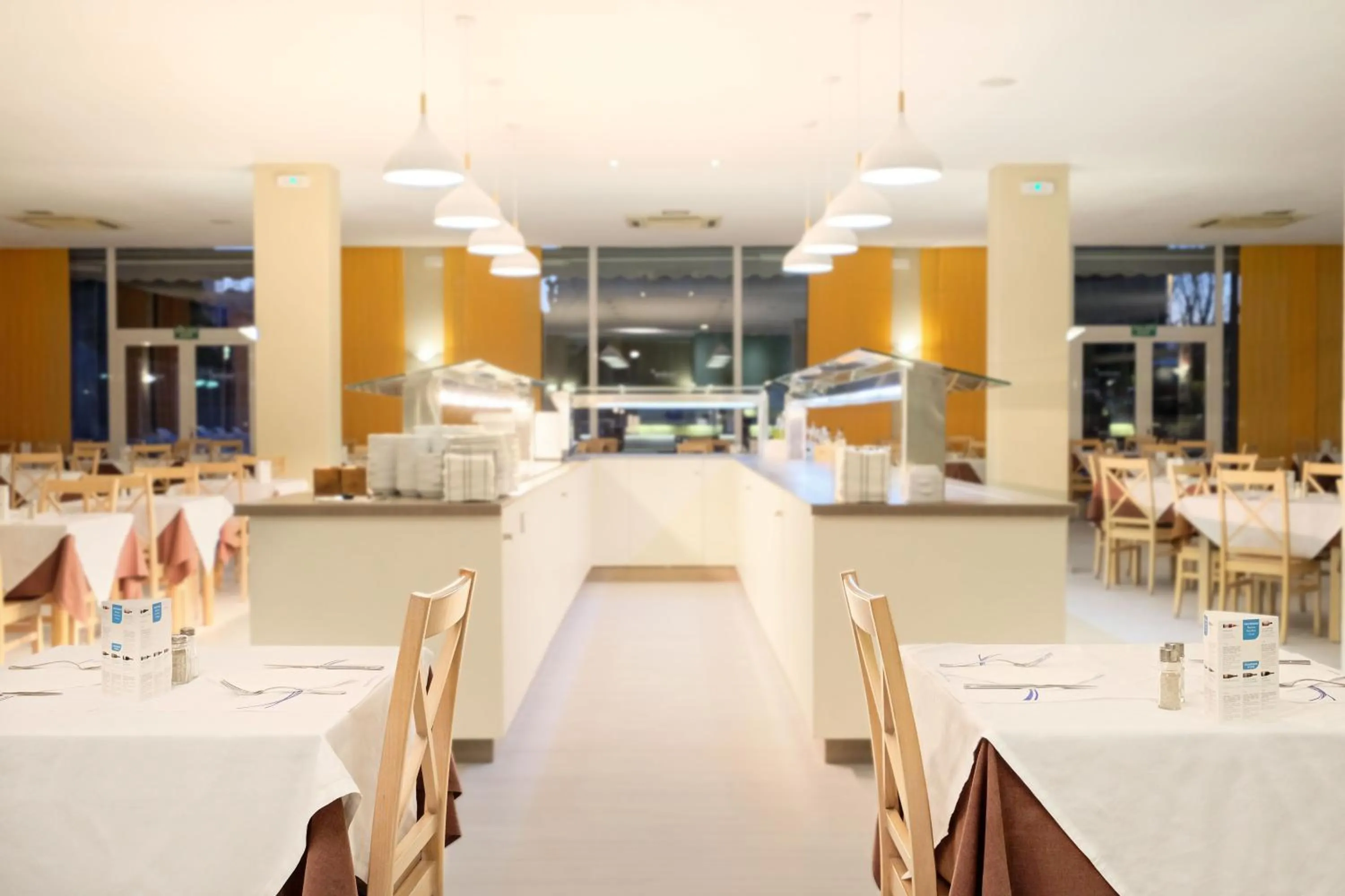 Restaurant/places to eat in azuLine Hotel Pacific