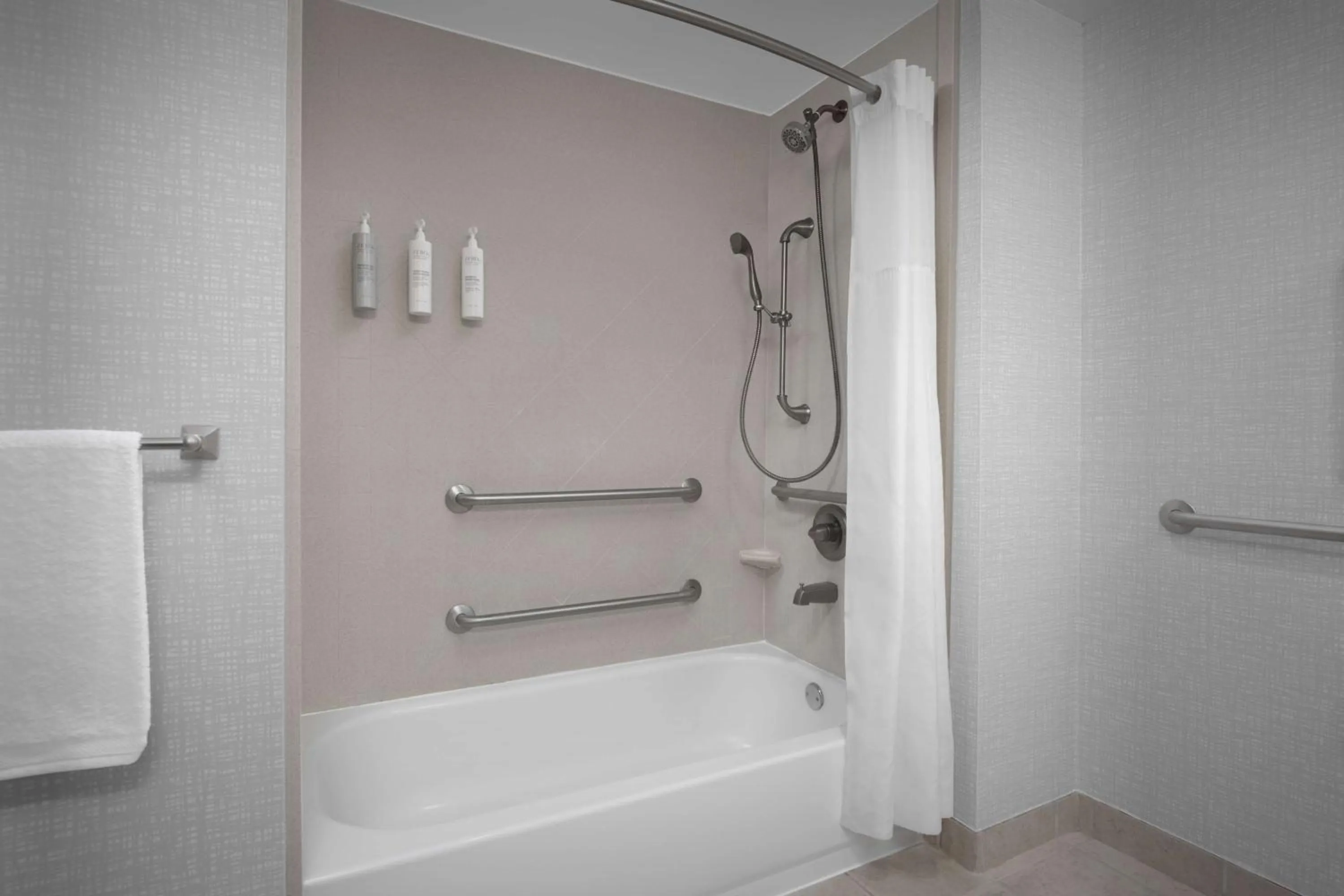 Bathroom in Hampton Inn Statesboro