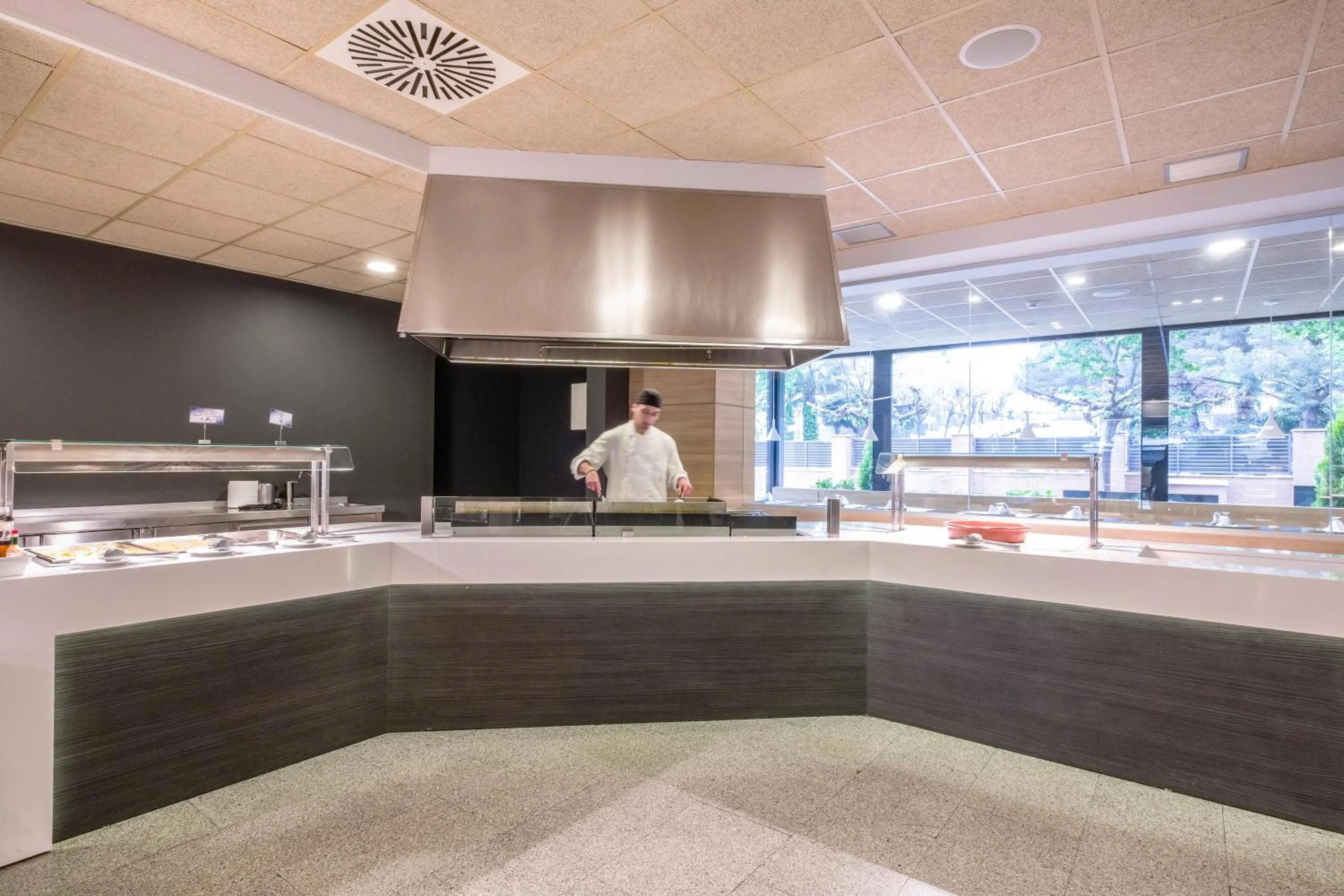 Restaurant/places to eat in Hotel California Garden