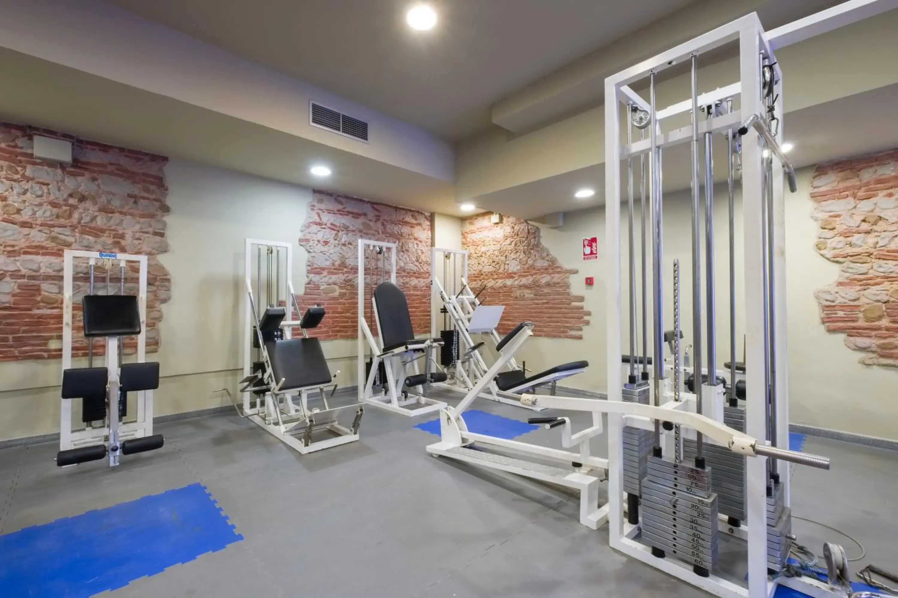 Fitness centre/facilities in Hotel California Garden Fitness centre/facilities in Hotel California Garden