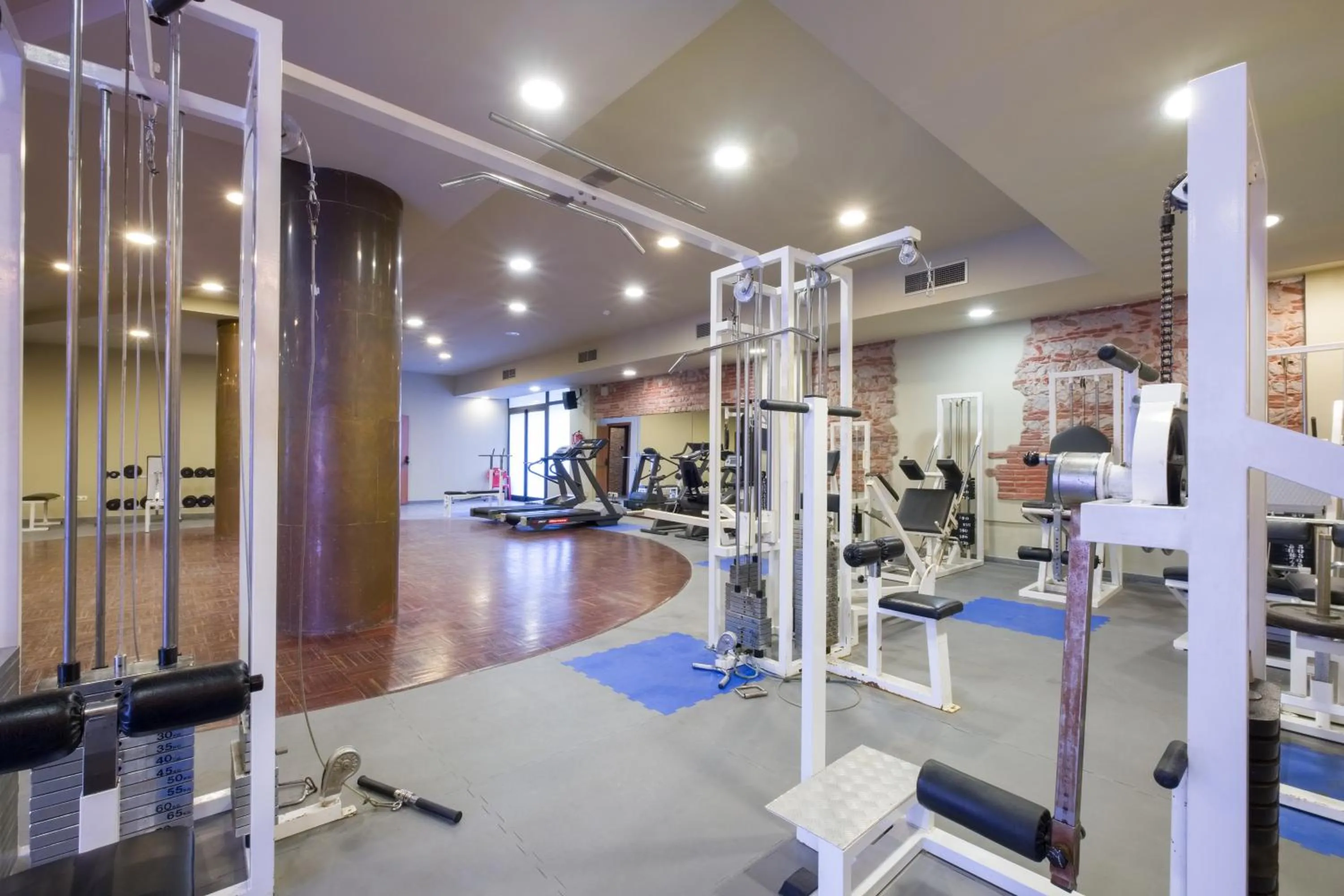 Fitness centre/facilities in Hotel California Garden