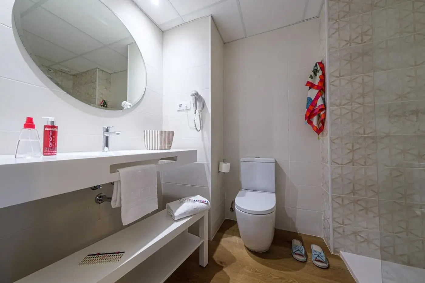 Bathroom in Hotel California Garden Bathroom in Hotel California Garden