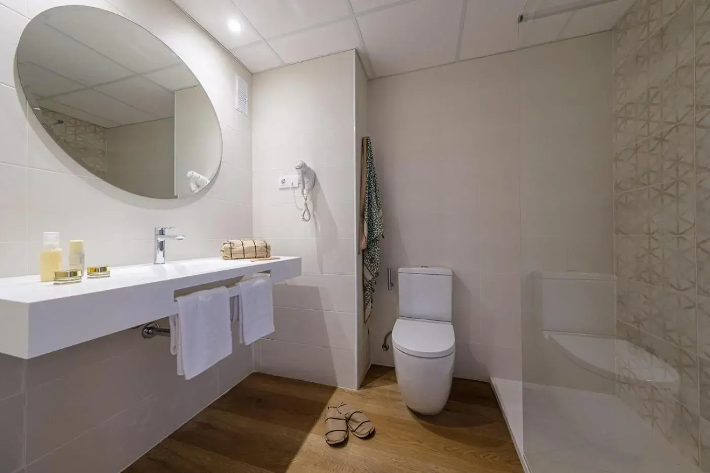 Shower in Hotel California Garden Shower in Hotel California Garden