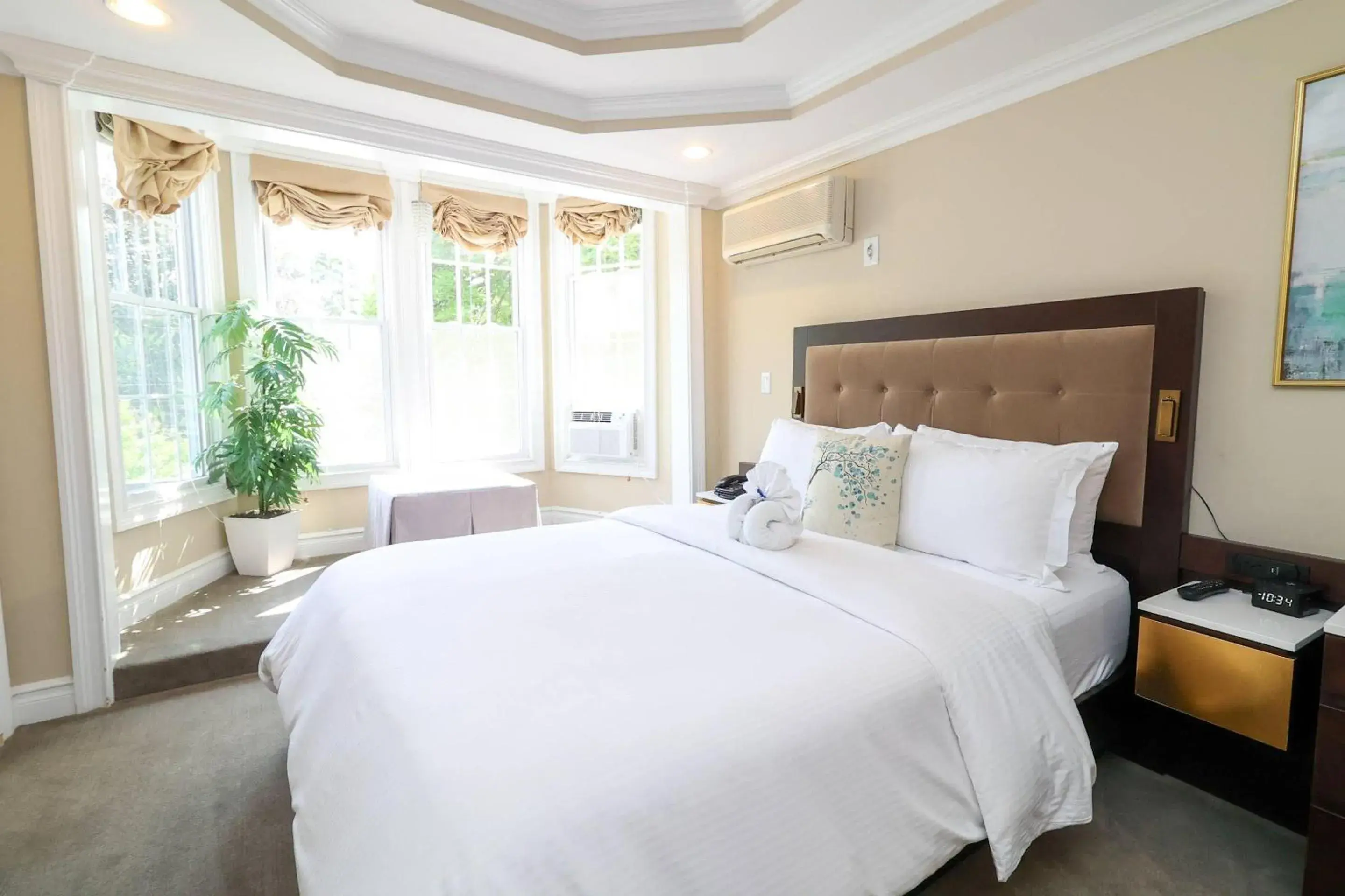 Queen Room in The Peacock Inn, an Ascend Collection Hotel Queen Room in The Peacock Inn, an Ascend Collection Hotel