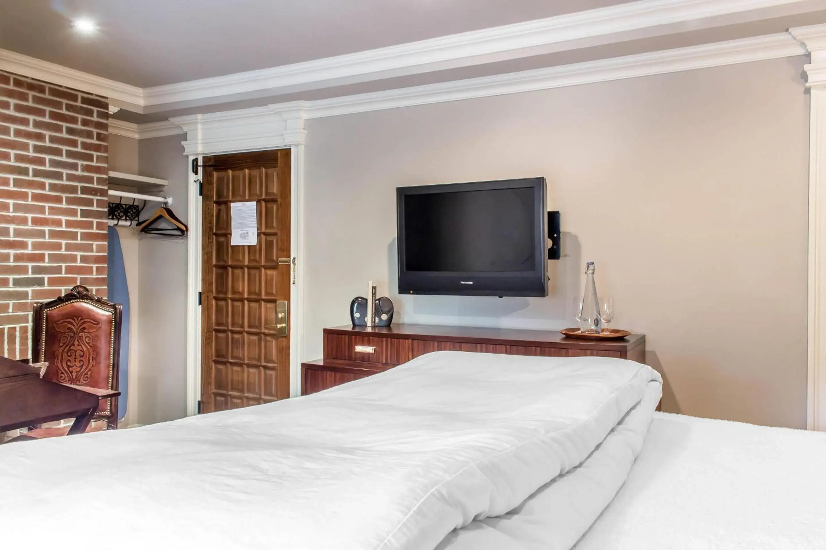 Bedroom, Bed in The Peacock Inn, an Ascend Collection Hotel Bedroom, Bed in The Peacock Inn, an Ascend Collection Hotel