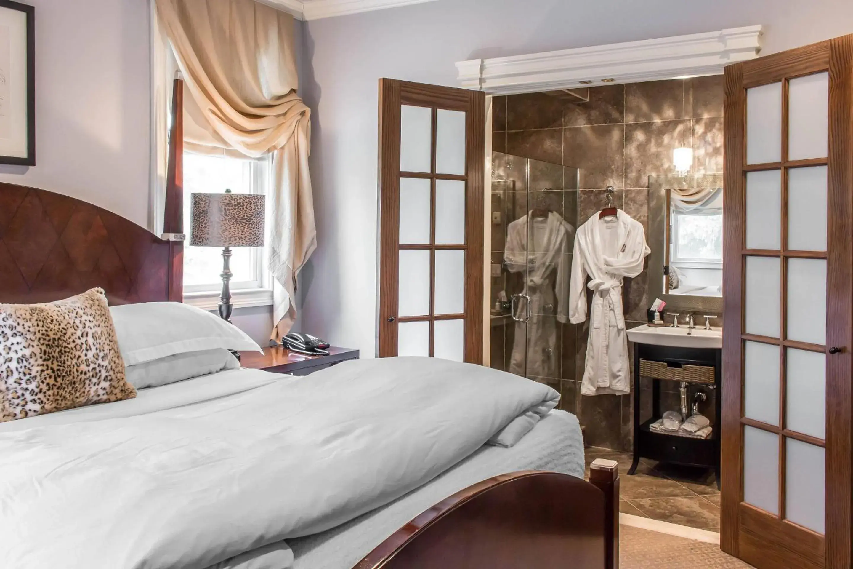 Deluxe King Room - Non-Smoking in The Peacock Inn, an Ascend Collection Hotel Deluxe King Room - Non-Smoking in The Peacock Inn, an Ascend Collection Hotel