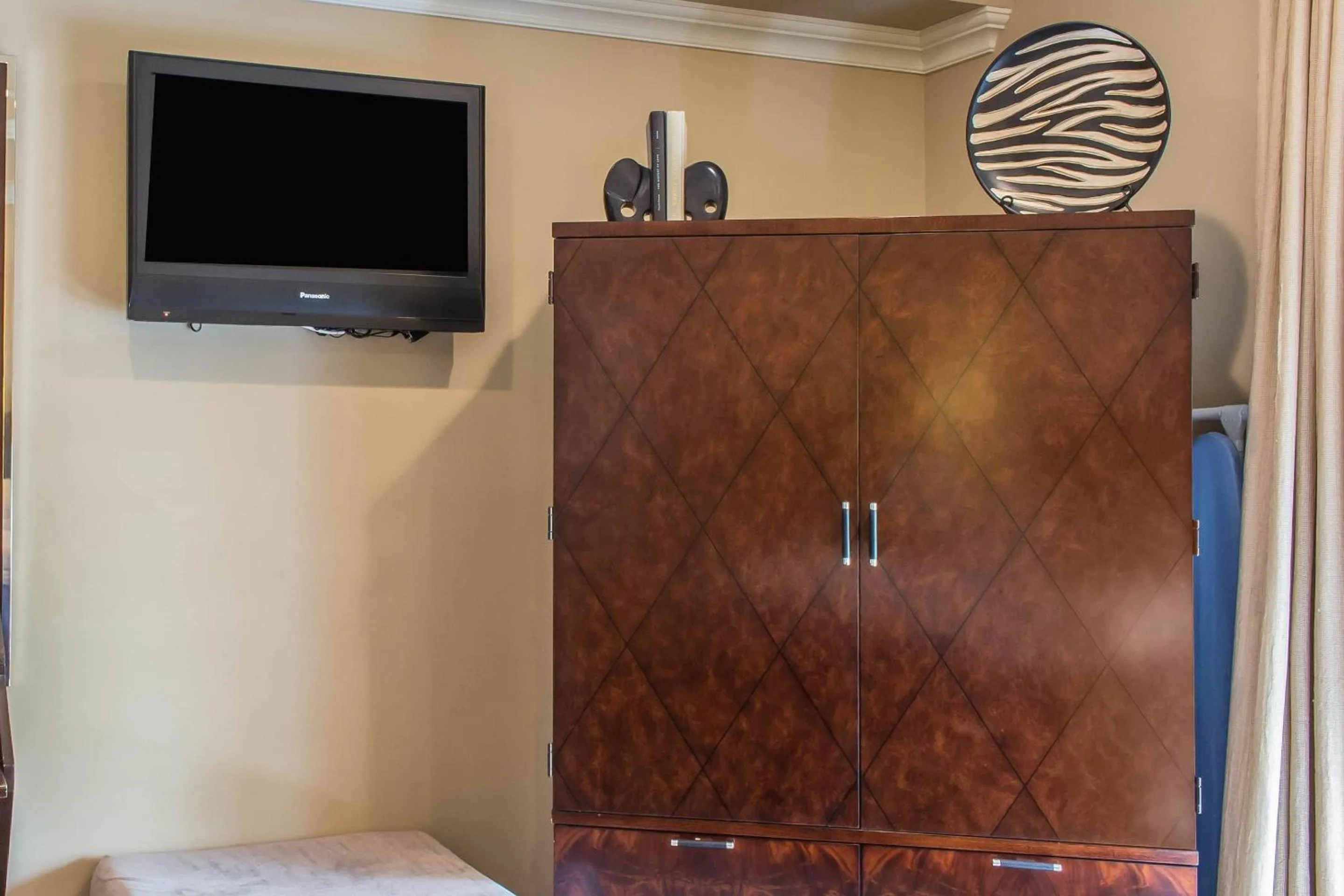 Bedroom in The Peacock Inn, an Ascend Collection Hotel