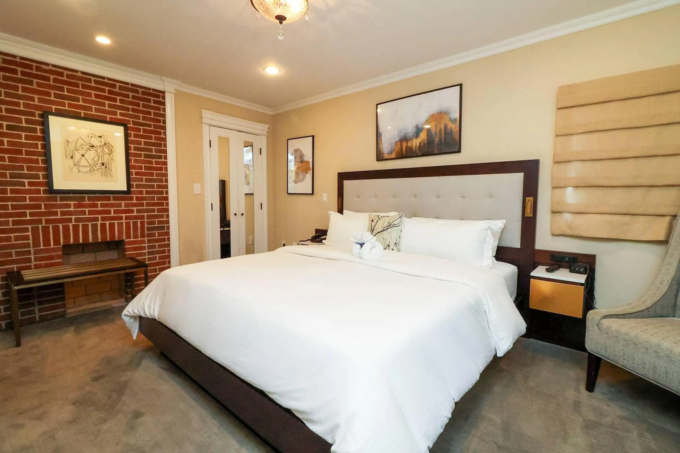 Bedroom, Bed in The Peacock Inn, an Ascend Collection Hotel