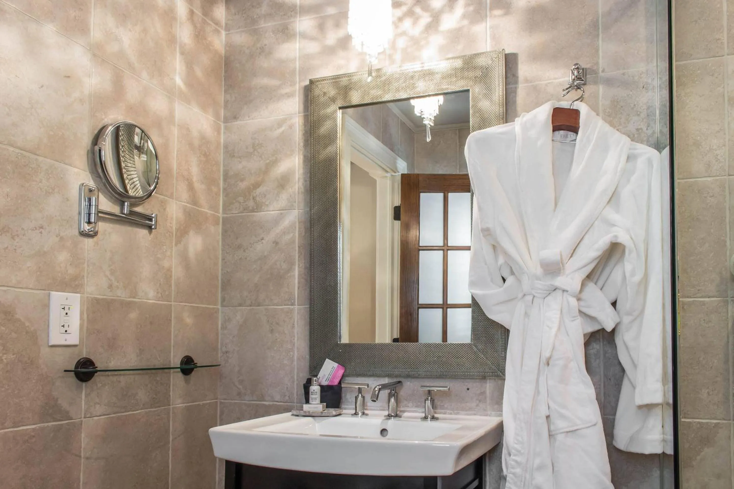 Bedroom in The Peacock Inn, an Ascend Collection Hotel