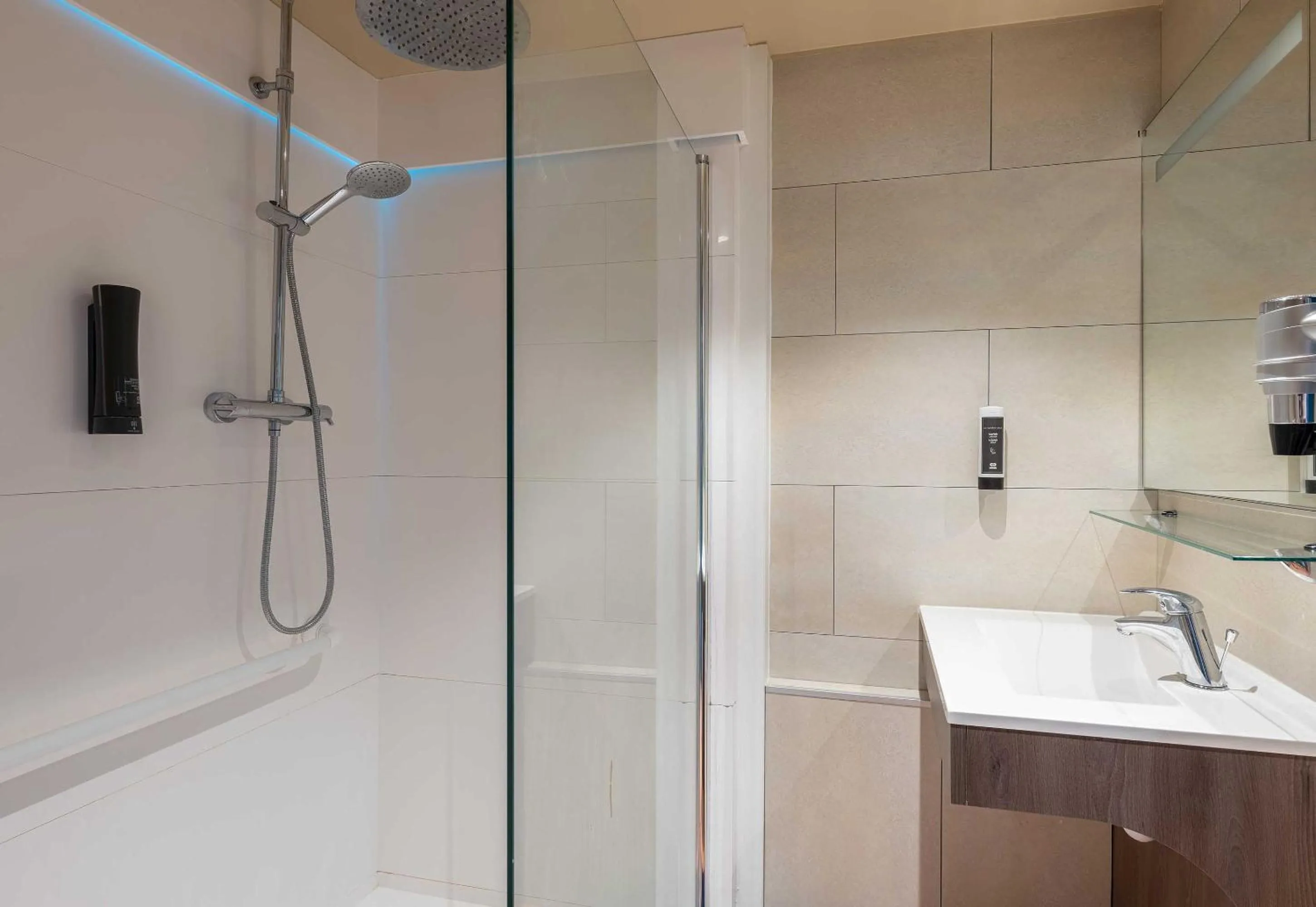 Bathroom in B&B HOTEL Saint-Pierre-en-Faucigny Bonneville