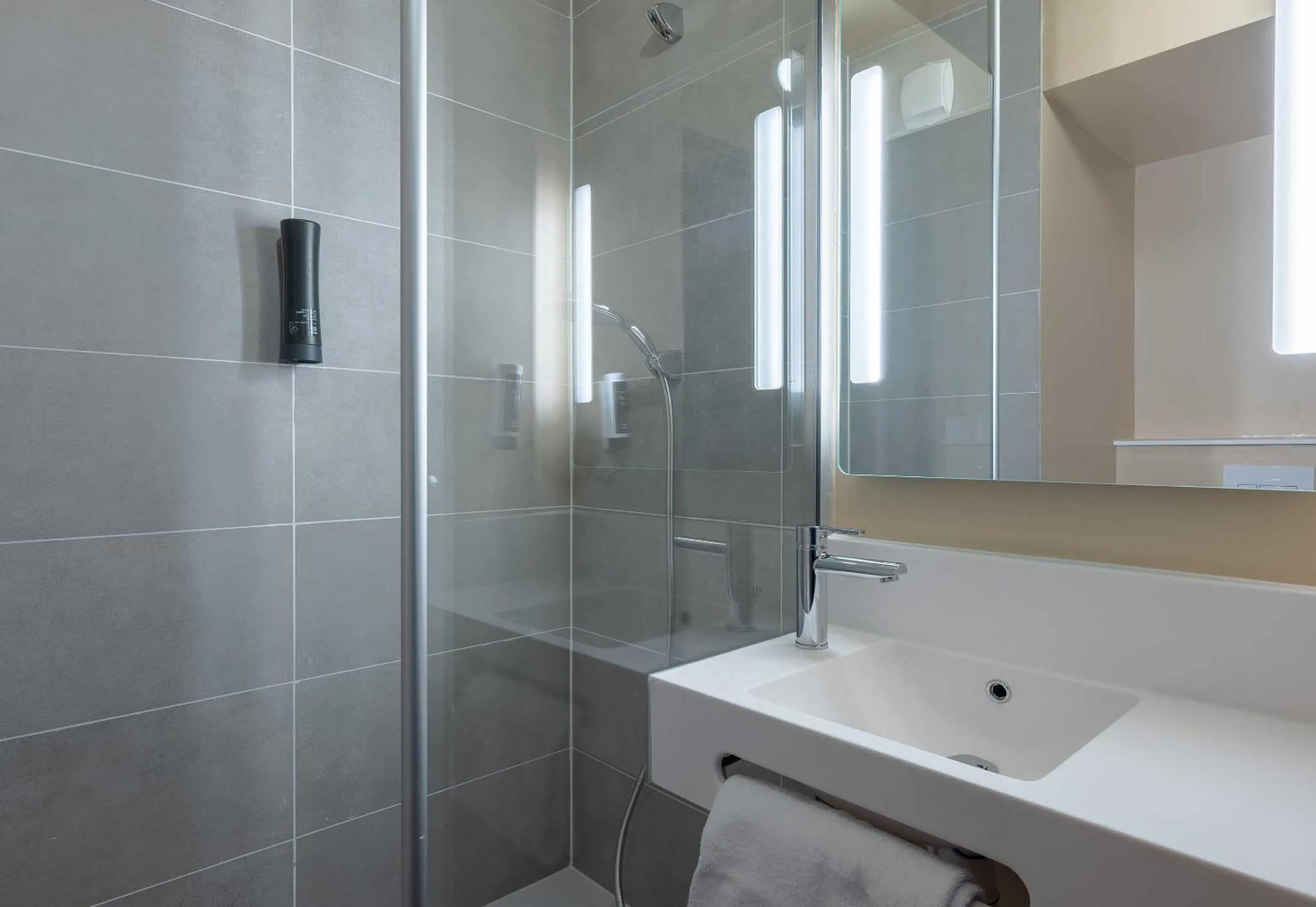 Shower in B&B HOTEL Saint-Pierre-en-Faucigny Bonneville