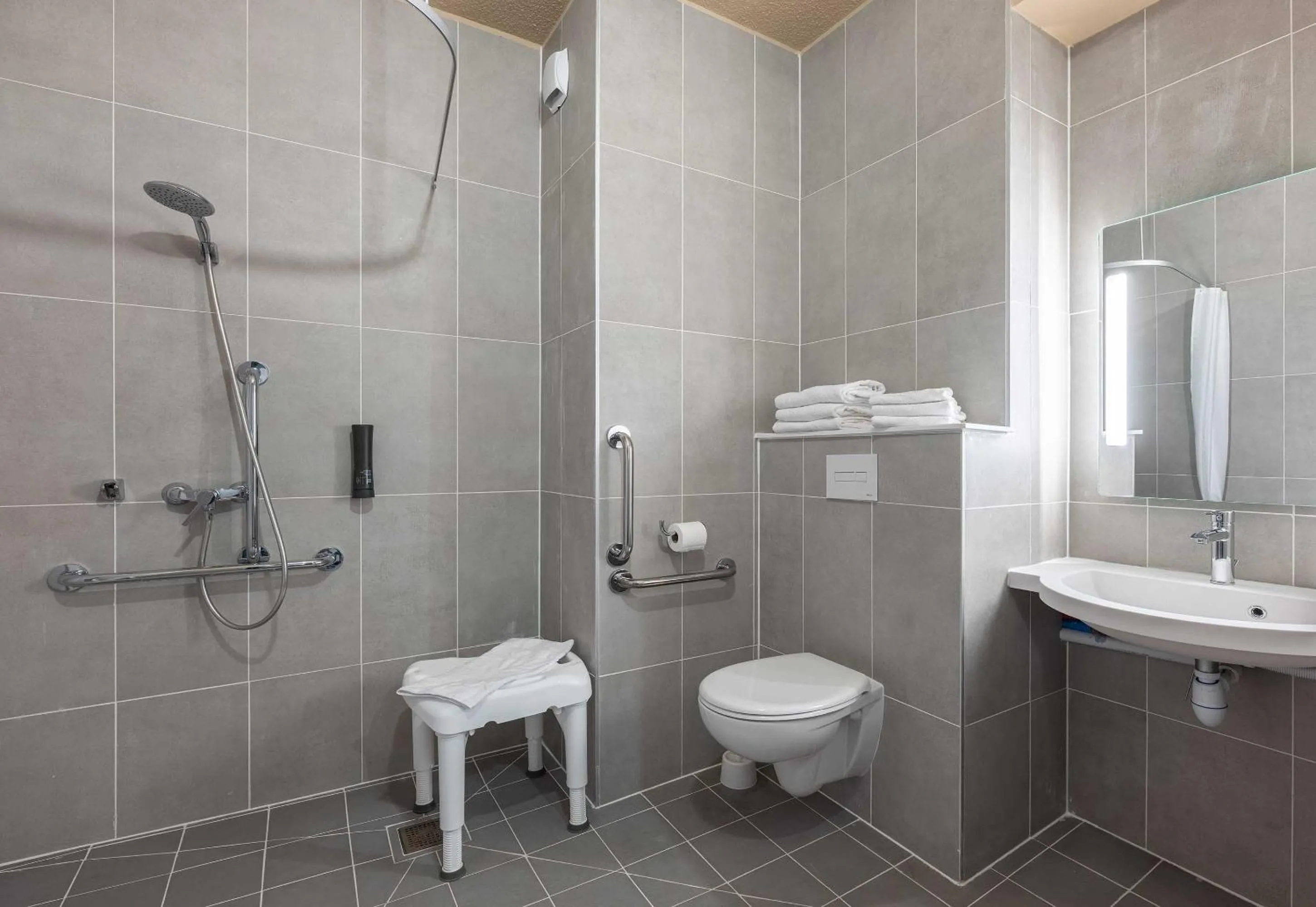 Shower in B&B HOTEL Saint-Pierre-en-Faucigny Bonneville