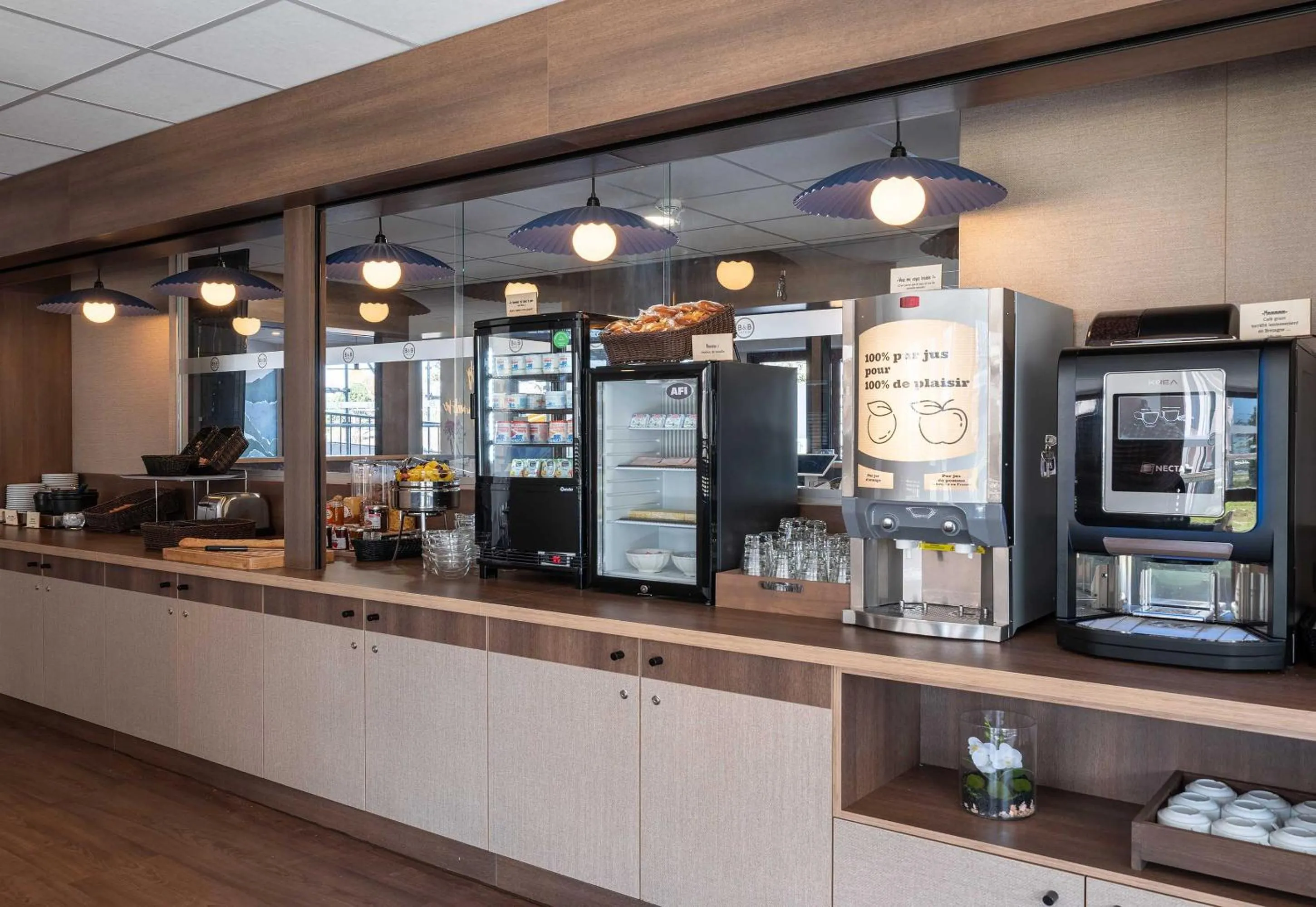 Buffet breakfast in B&B HOTEL Saint-Pierre-en-Faucigny Bonneville