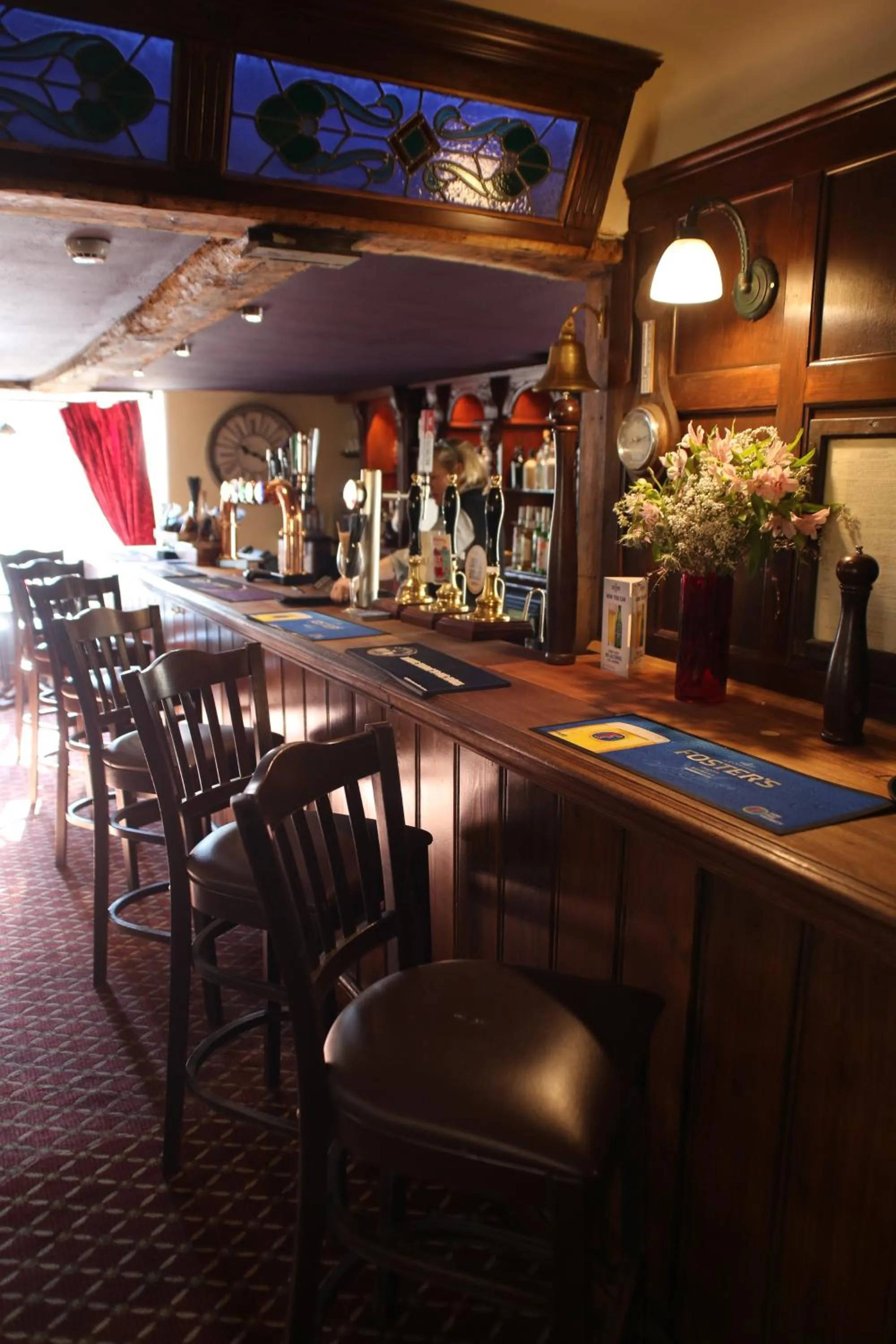Lounge or bar in The Red Lion & Cellar Room, Betchworth
