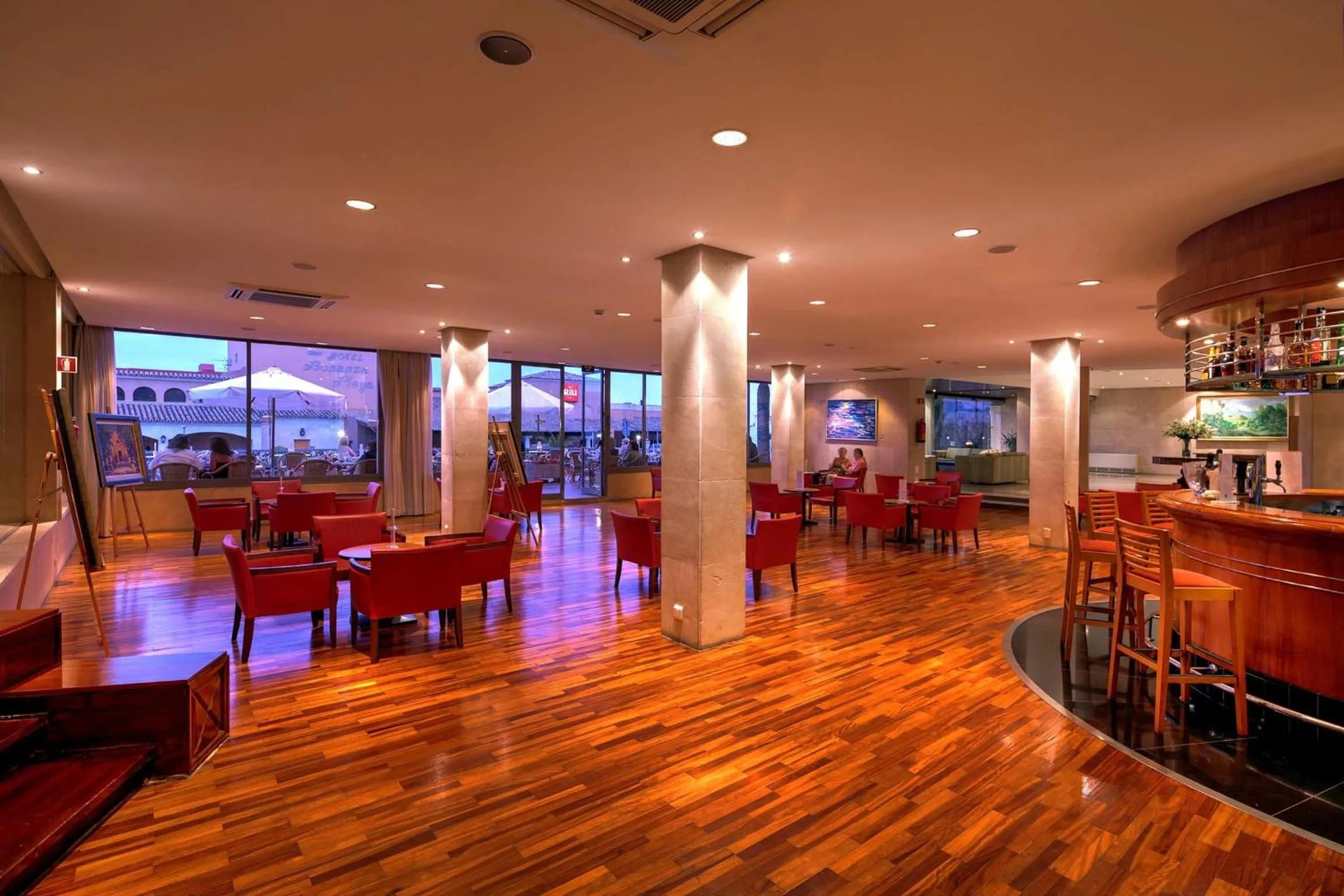 Communal lounge/ TV room in Bonanza Park Hotel by Olivia Hotels Collection