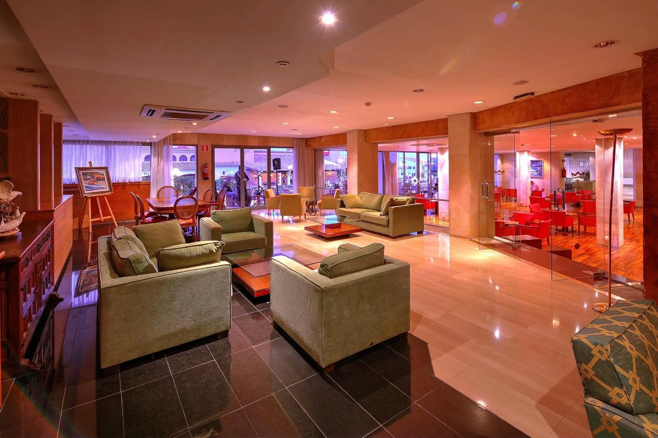 Communal lounge/ TV room in Bonanza Park Hotel by Olivia Hotels Collection