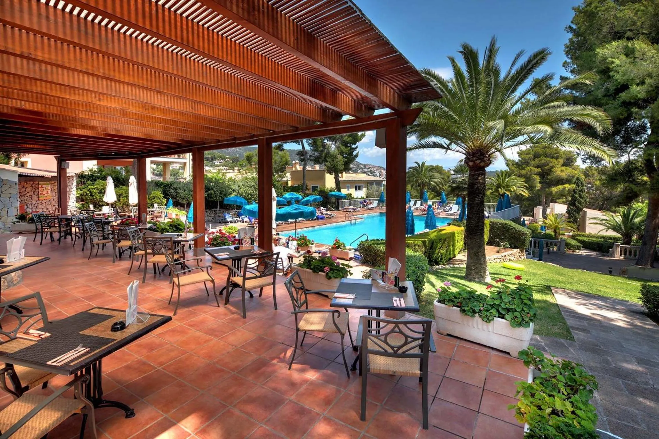 Swimming pool in Bonanza Park Hotel by Olivia Hotels Collection