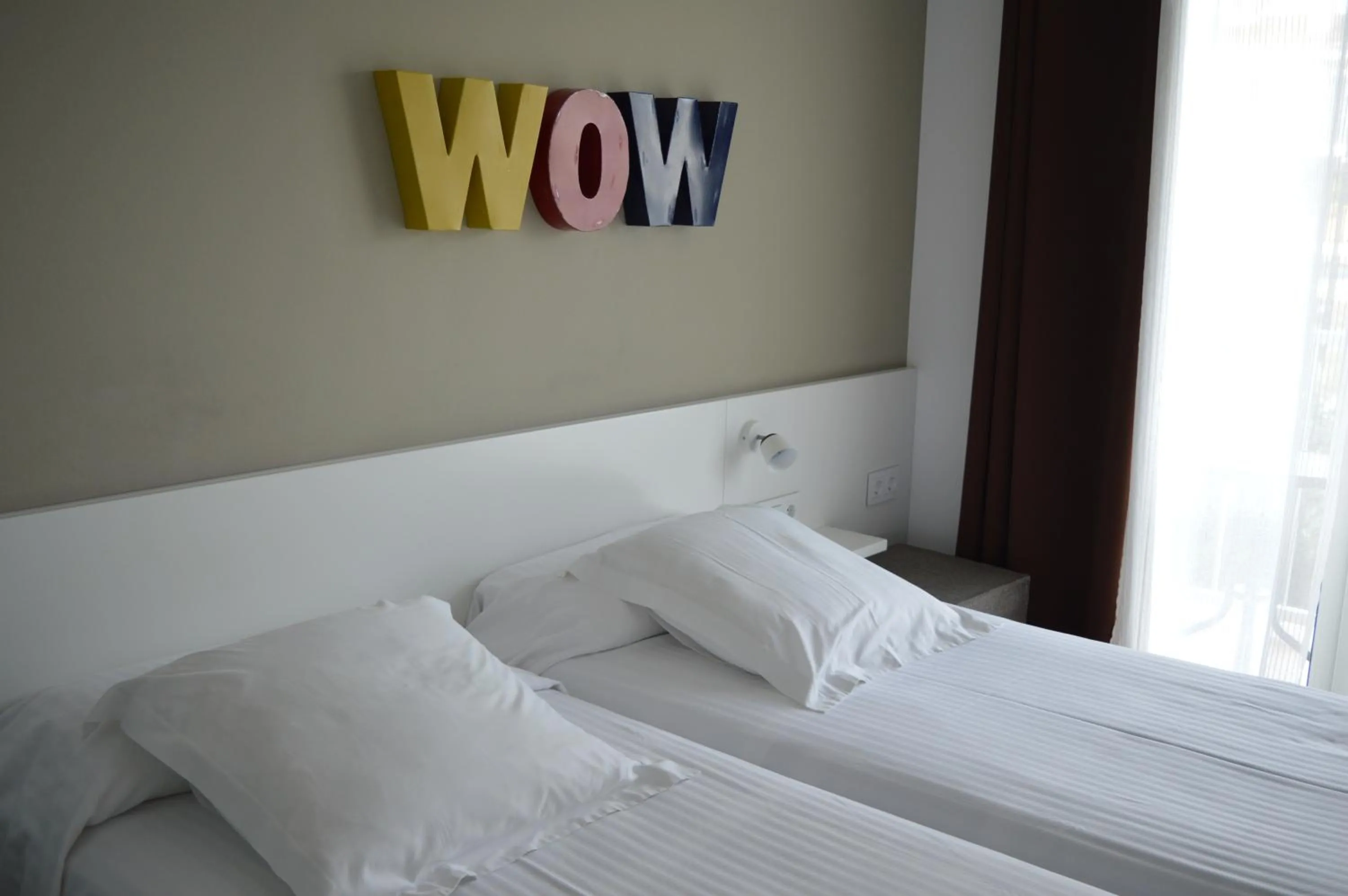 Balcony/Terrace, Bed in Hotel Nou Estrelles