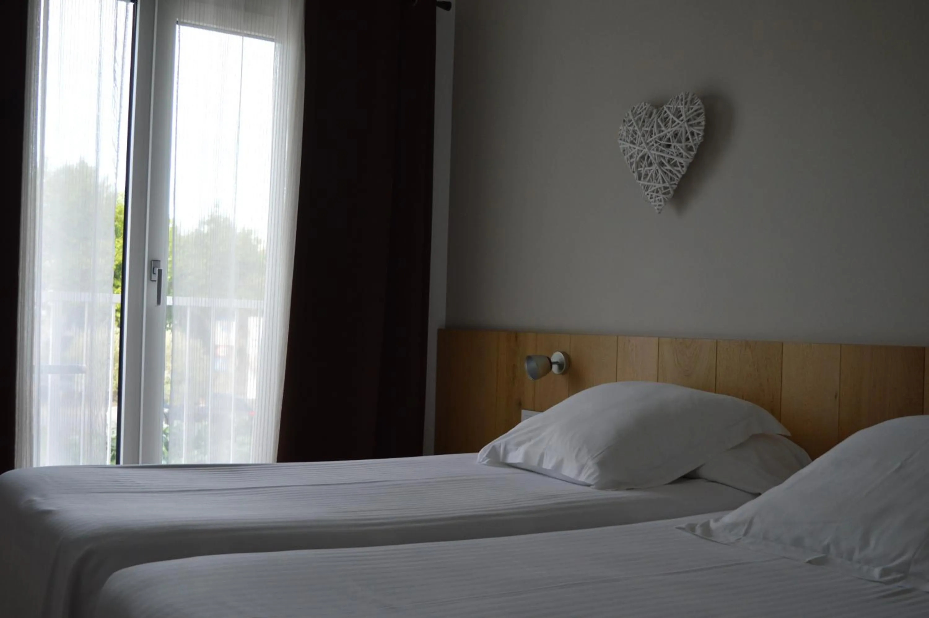 Balcony/Terrace, Bed in Hotel Nou Estrelles