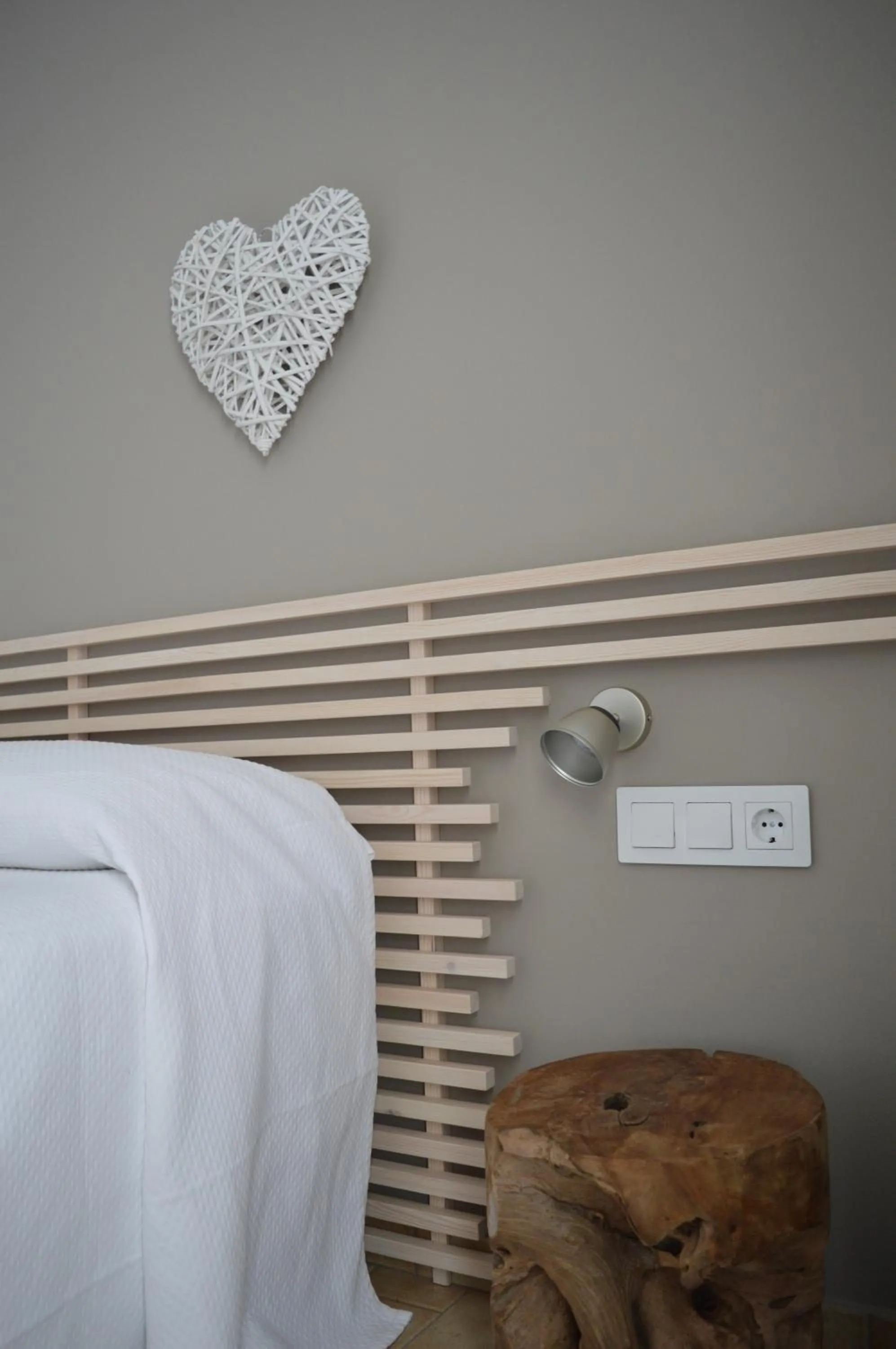 Decorative detail, Bed in Hotel Nou Estrelles