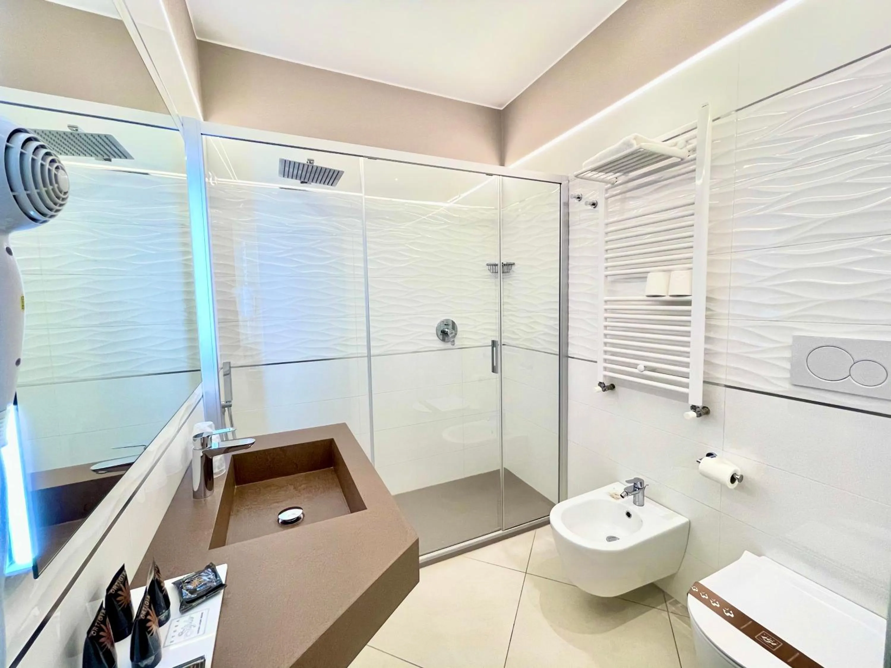 Shower in ETNEA STYLE CATANIA LUXURY ROOMS