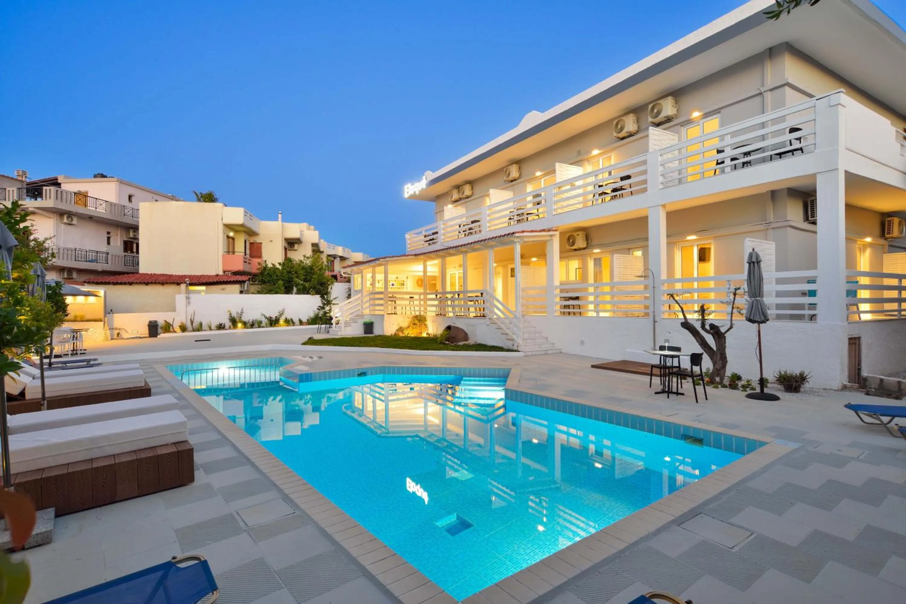 Swimming pool in Eloque Simple living space