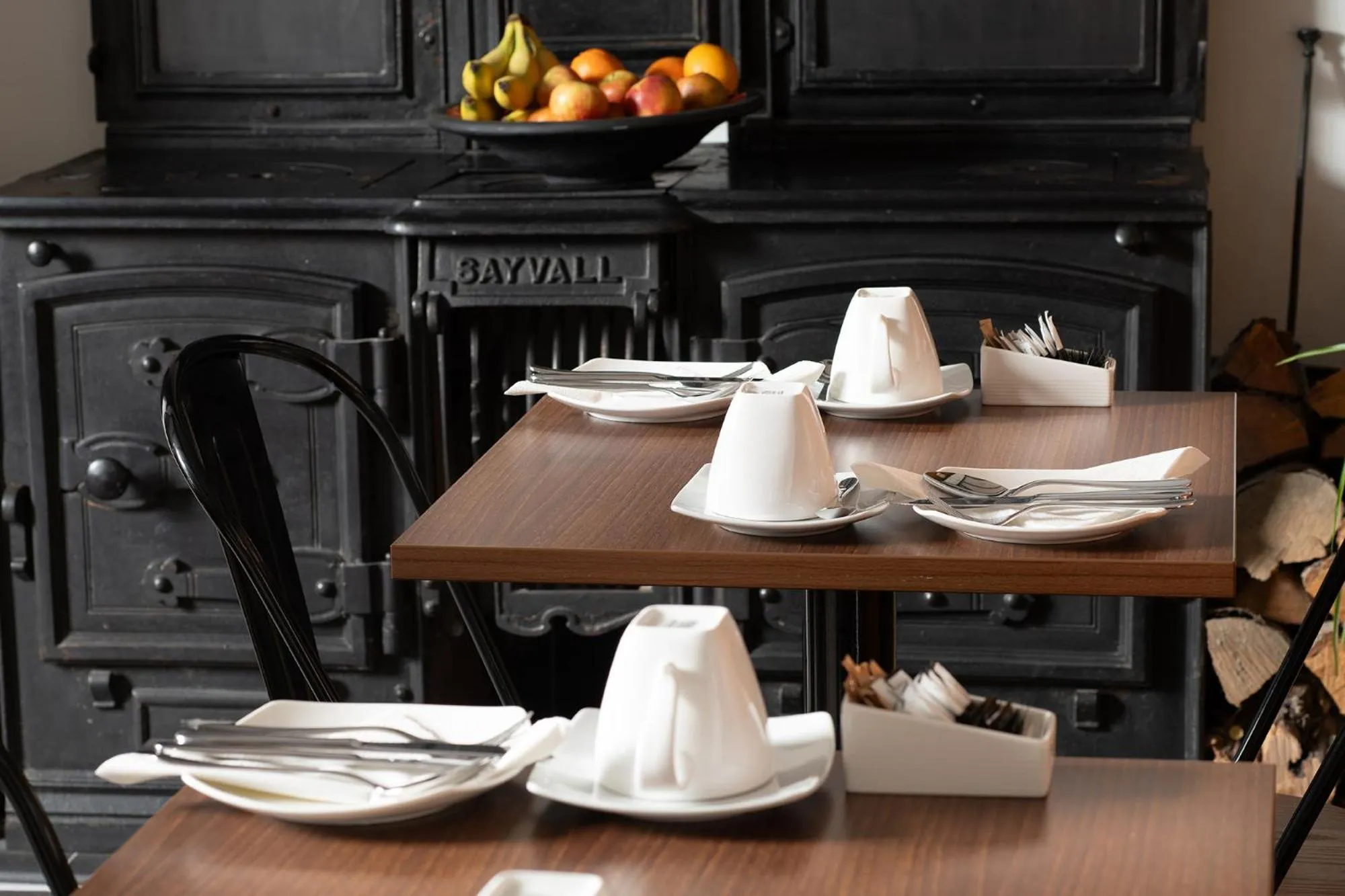 Dining area in Springfield House - Birmingham Airport & NEC