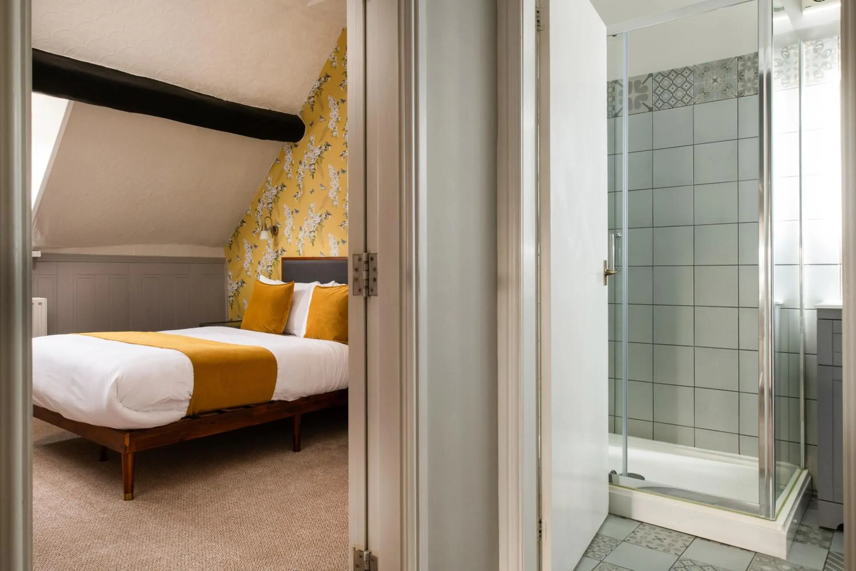 Bathroom, Bed in Springfield House - Birmingham Airport & NEC