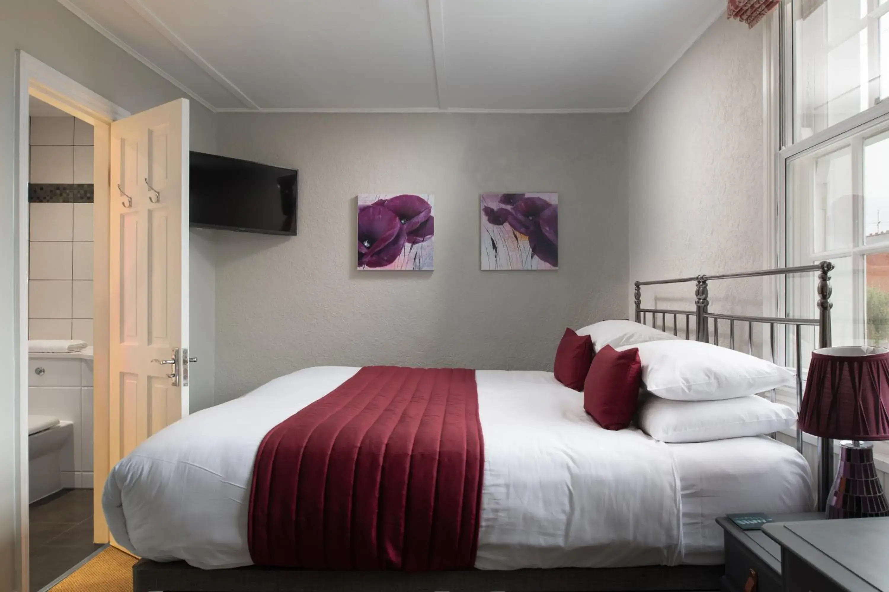 Bed in Springfield House - Birmingham Airport & NEC